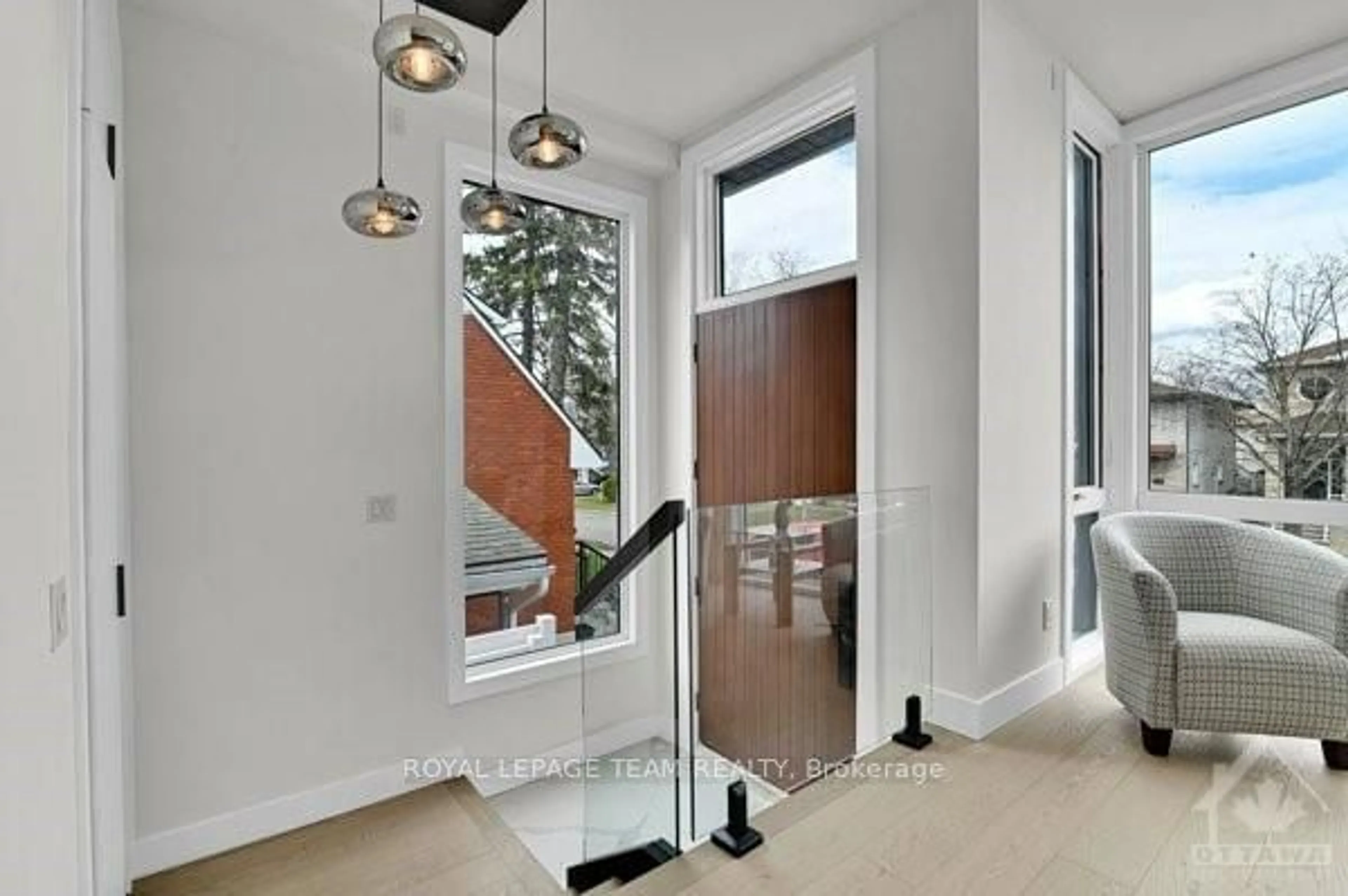 Indoor entryway, wood floors for 826 ALPINE Ave, Britannia Heights - Queensway Terrace N and Area Ontario K2B 5R6