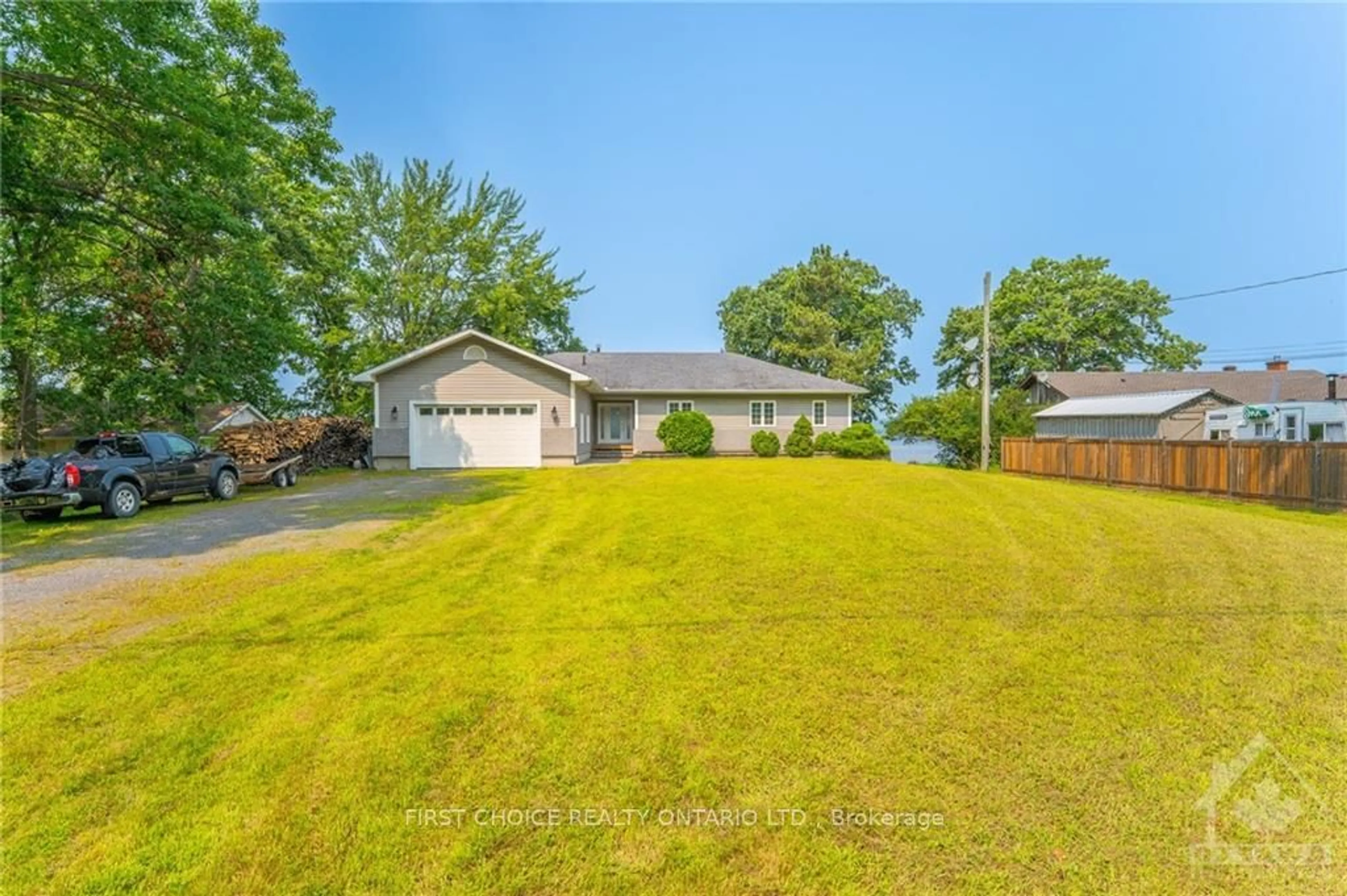 Frontside or backside of a home, cottage for 910 BAYVIEW Dr, Constance Bay - Dunrobin - Kilmaurs - Woodlawn Ontario K0A 3M0