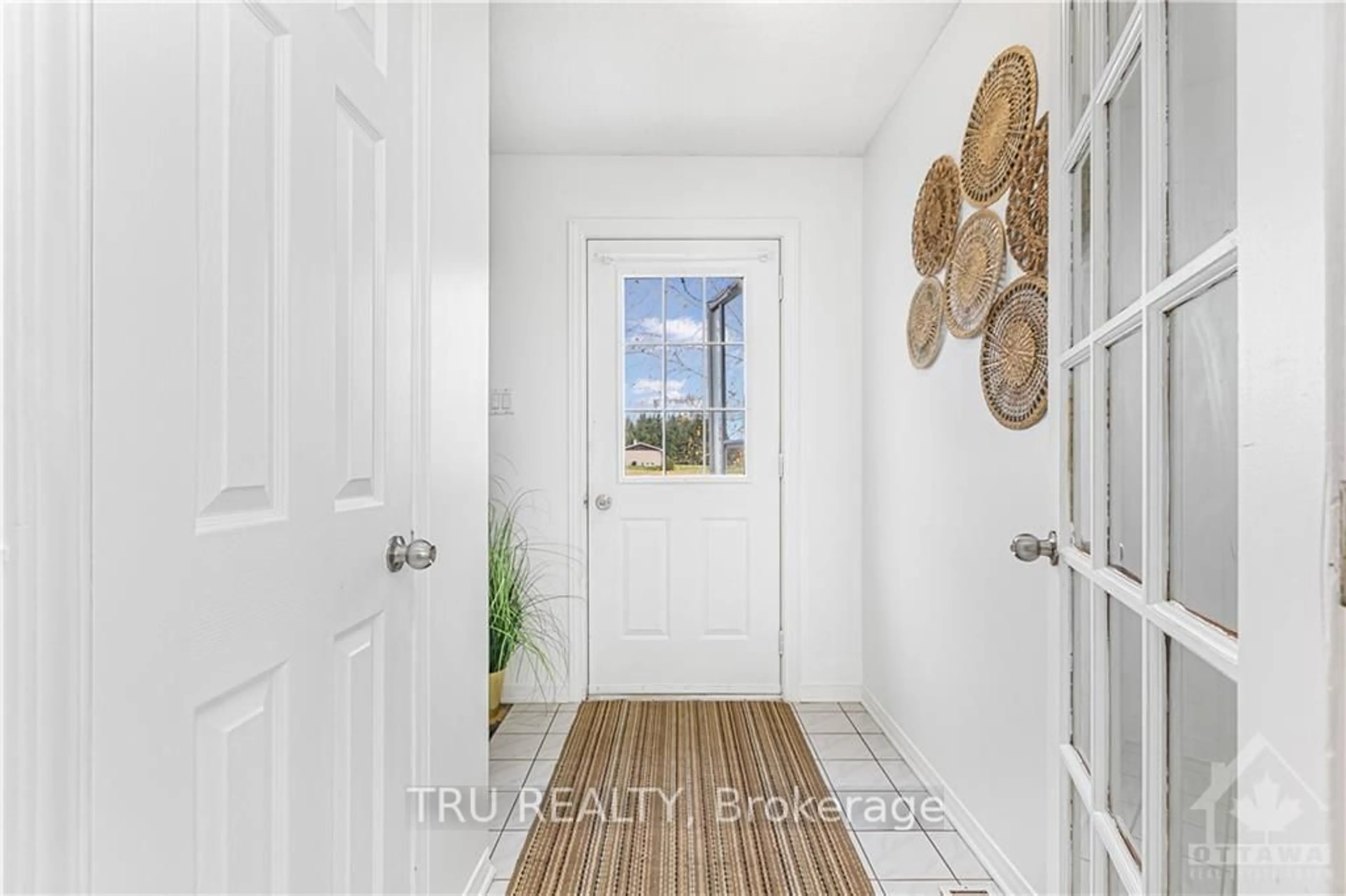 Indoor entryway, wood floors for 4775 THUNDER Rd, Carlsbad Springs Ontario K0A 1K0