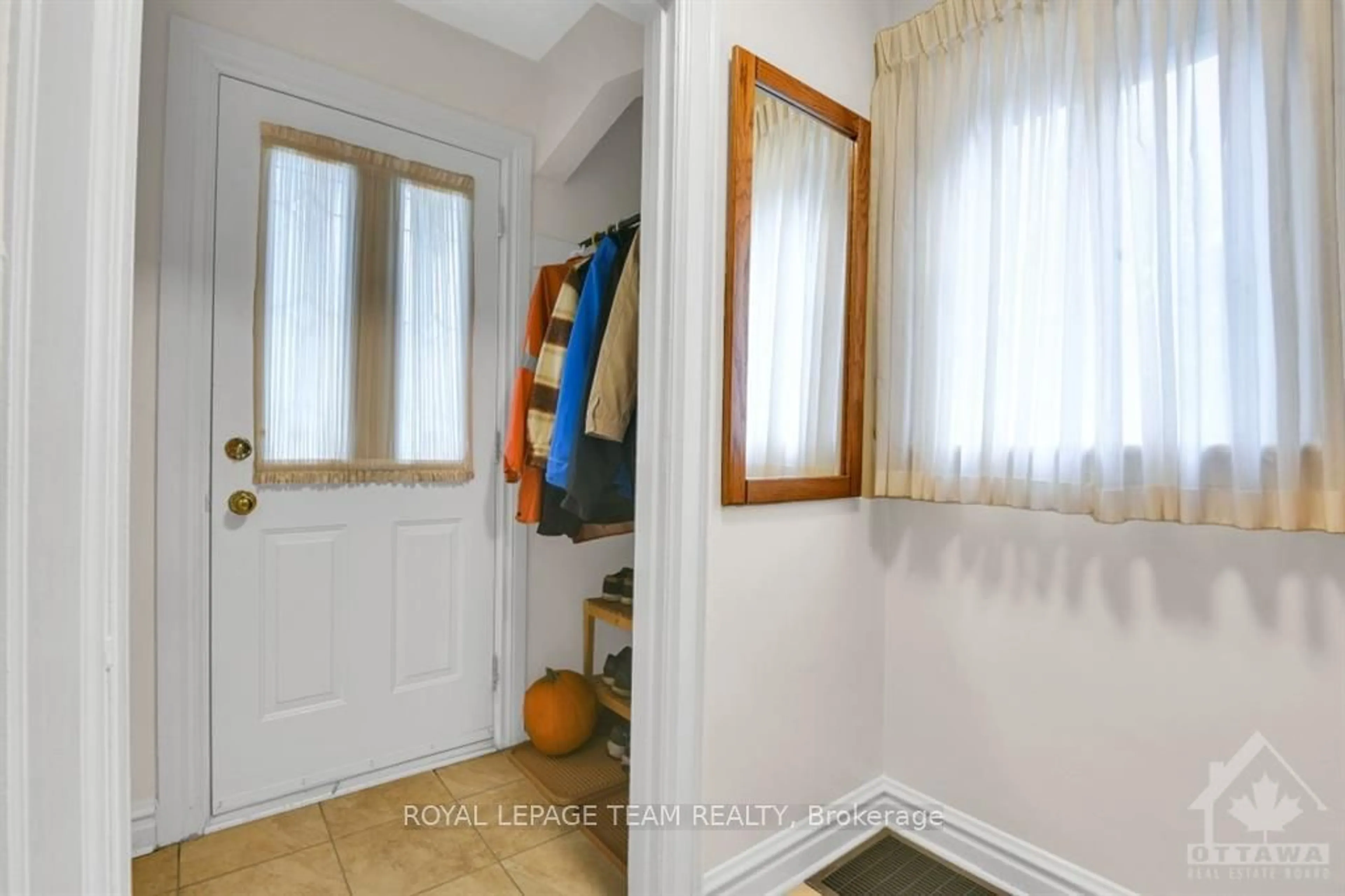 Indoor entryway, wood floors for 128 & 1 BAYSWATER Ave, West Centre Town Ontario K1Y 2G1