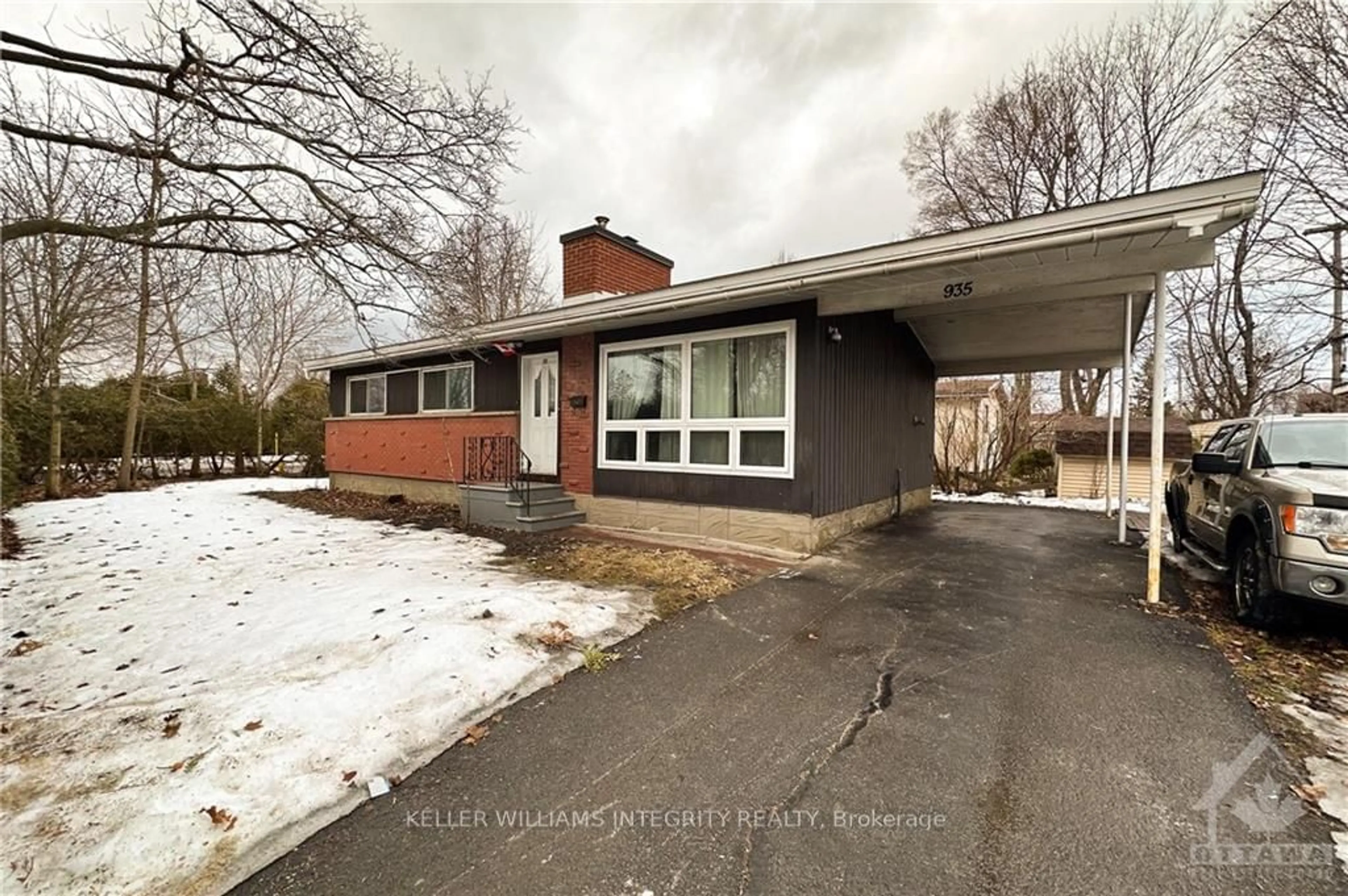 Frontside or backside of a home, the front or back of building for 935 GOREN Ave, Elmvale Acres and Area Ontario K1S 1N4