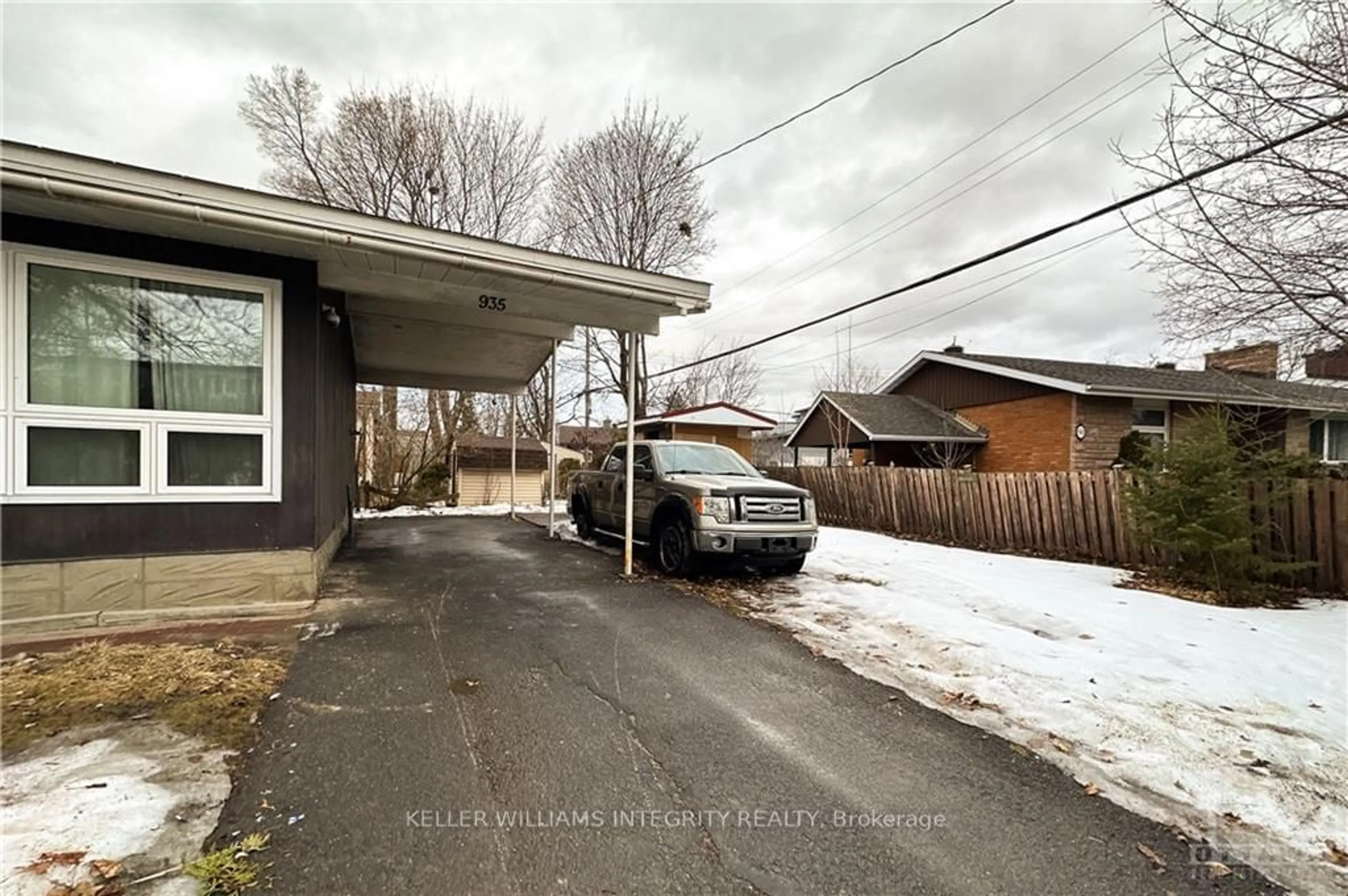 Frontside or backside of a home, the street view for 935 GOREN Ave, Elmvale Acres and Area Ontario K1S 1N4