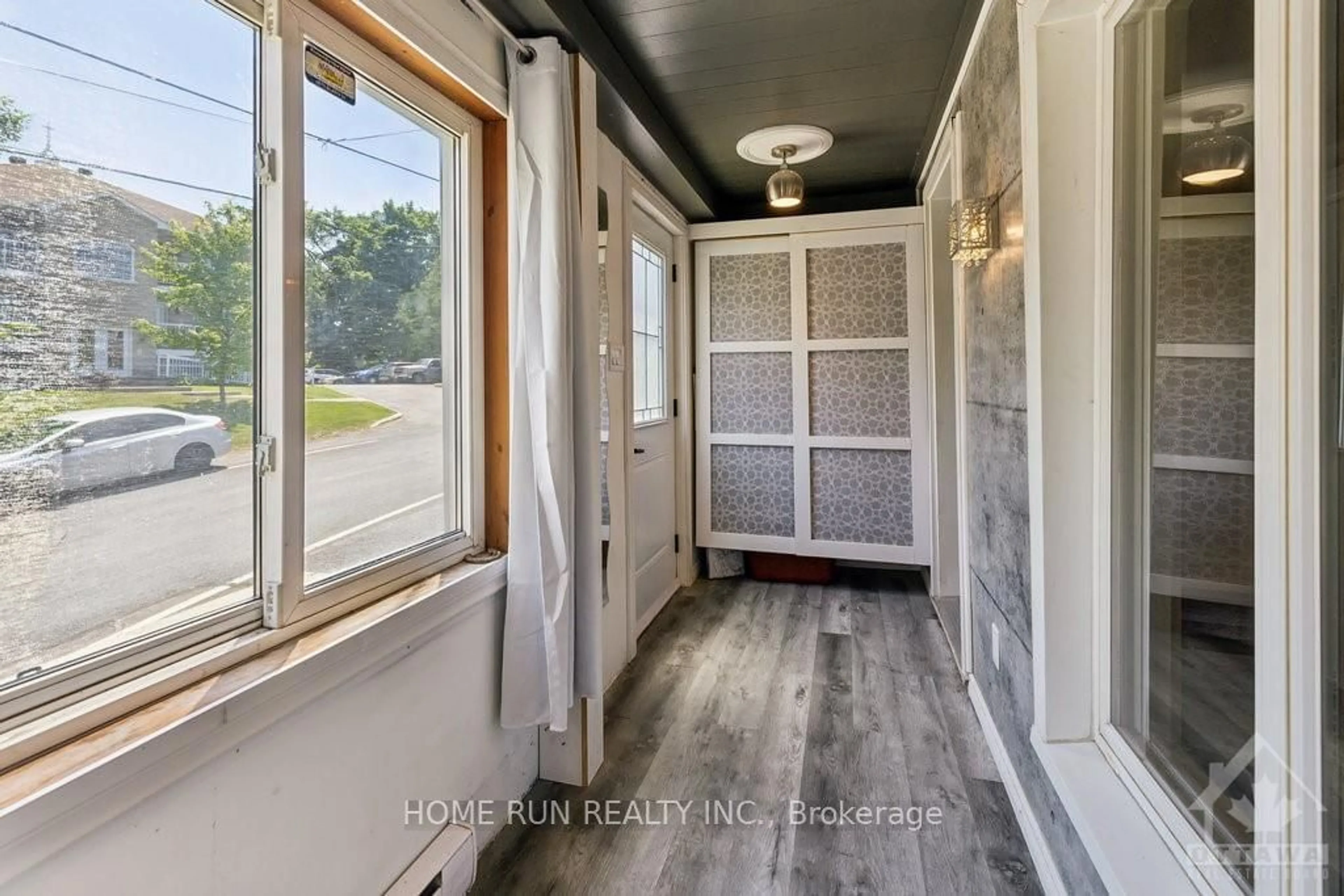 Indoor entryway, wood floors for 2088 VICTORIA St, Clarence-Rockland Ontario K4K 1K5