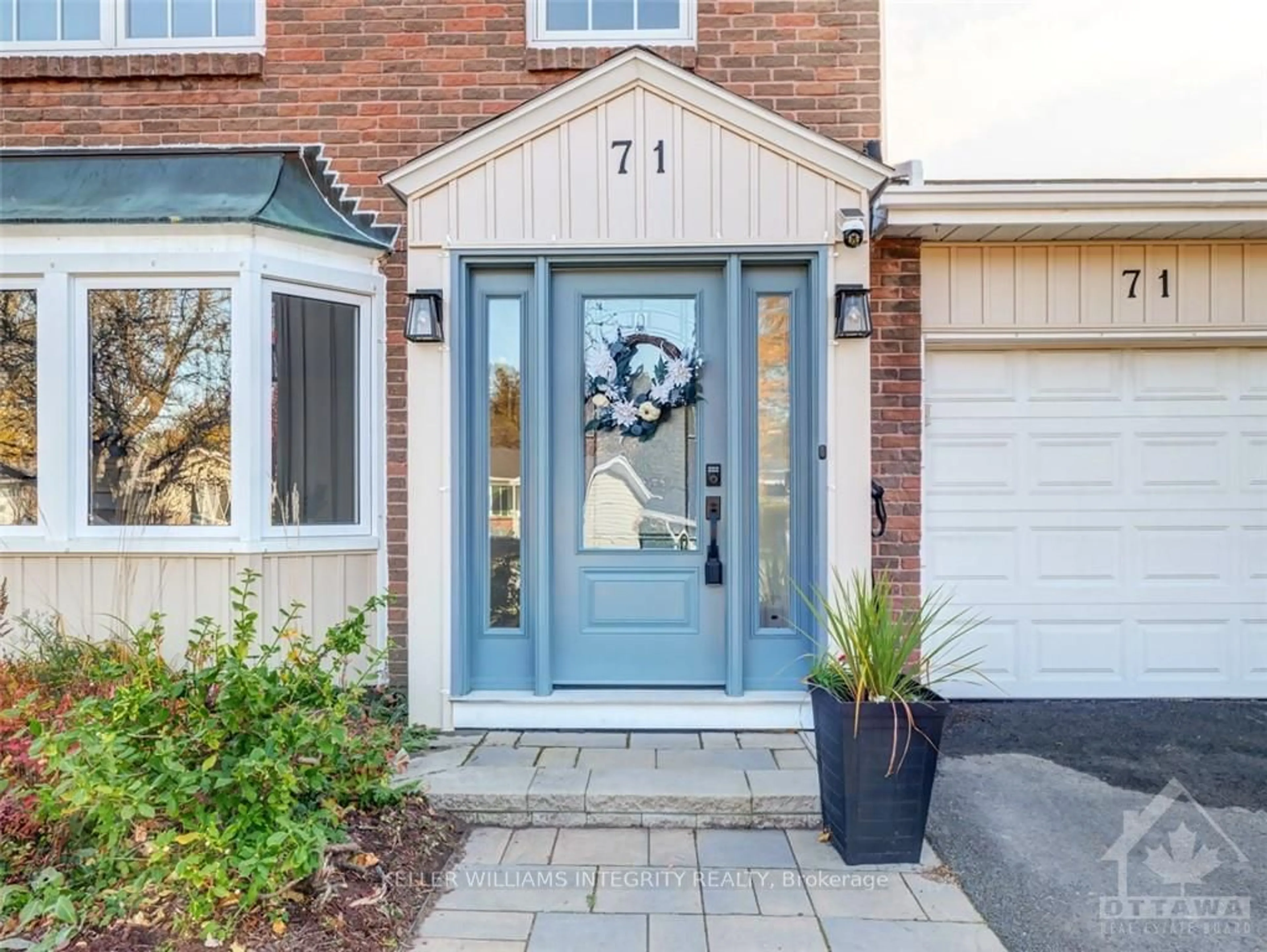 Indoor entryway, wood floors for 71 ABINGDON Dr, South of Baseline to Knoxdale Ontario K2H 7M5