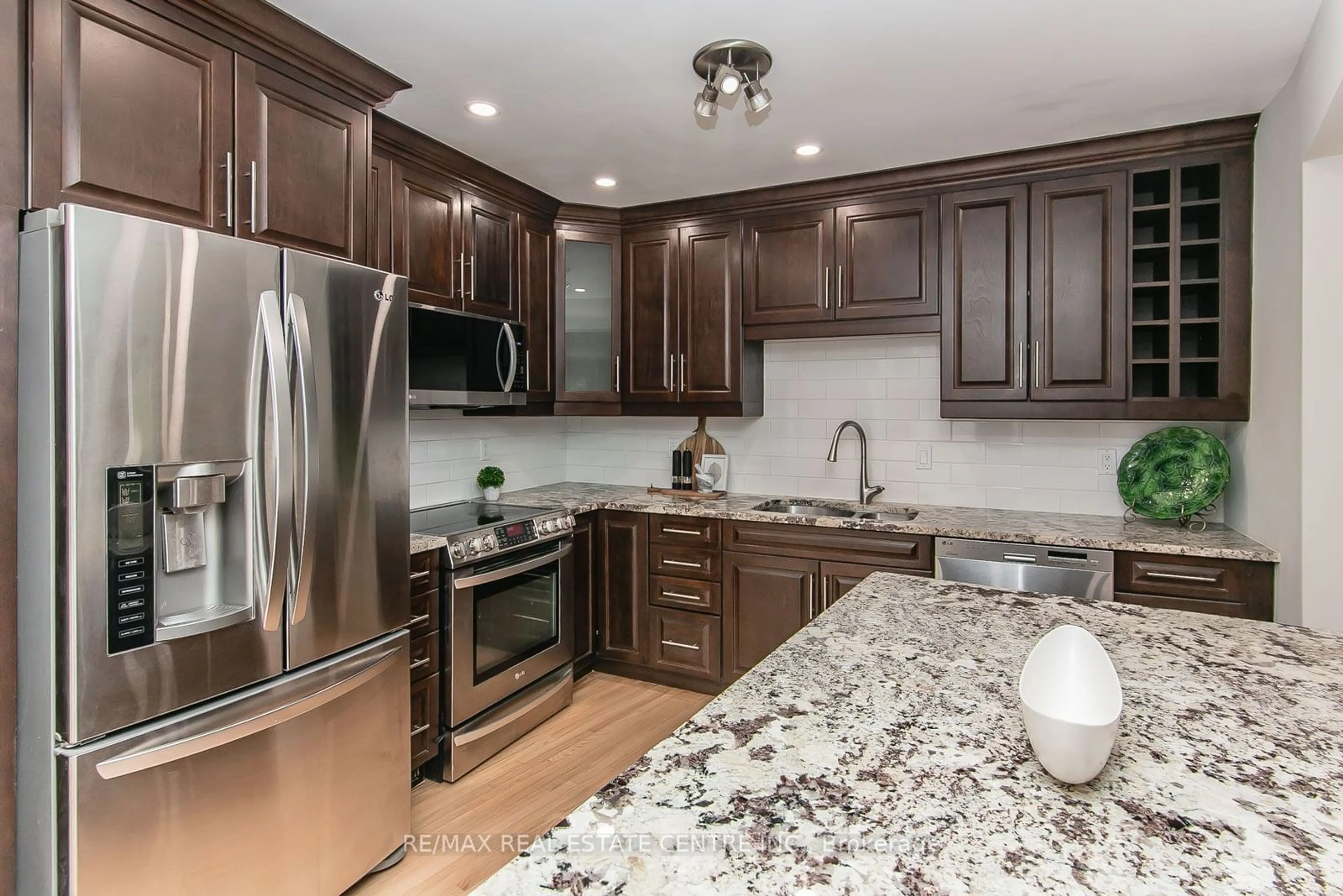 Open concept kitchen for 511 Oakvale Dr #6, Waterloo Ontario N2T 2G6