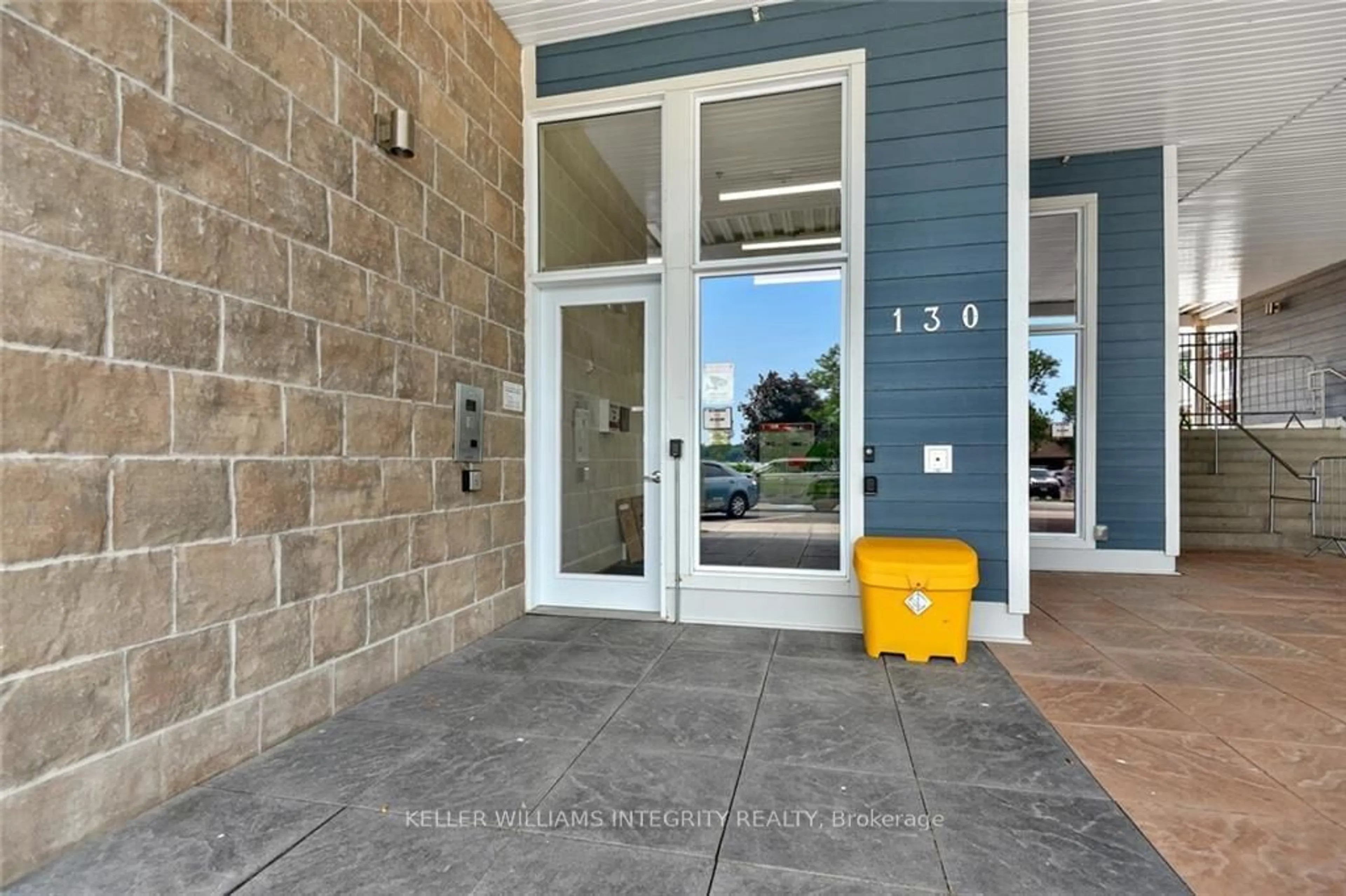 Indoor entryway, ceramic floors for 130 WATER St #205, Gananoque Ontario K7G 0A8