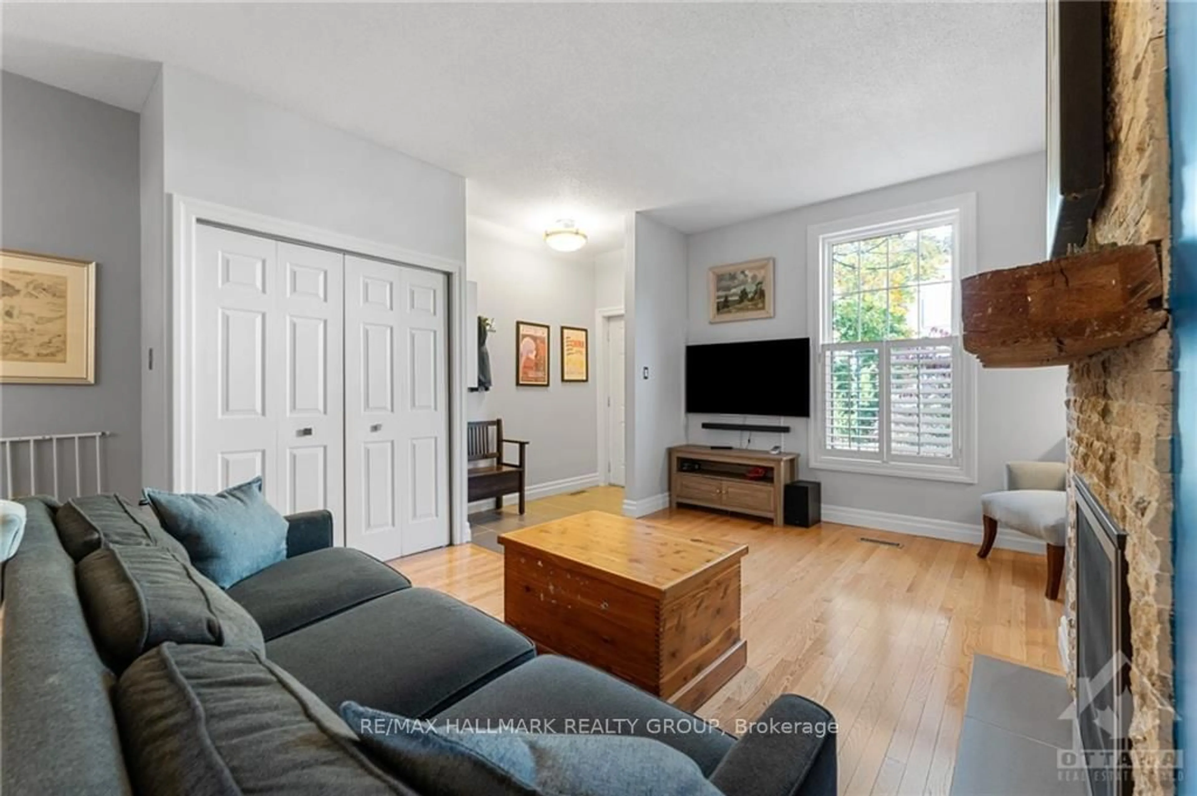 Living room, wood floors for 250 STEWART St, Lower Town - Sandy Hill Ontario K1N 6K4