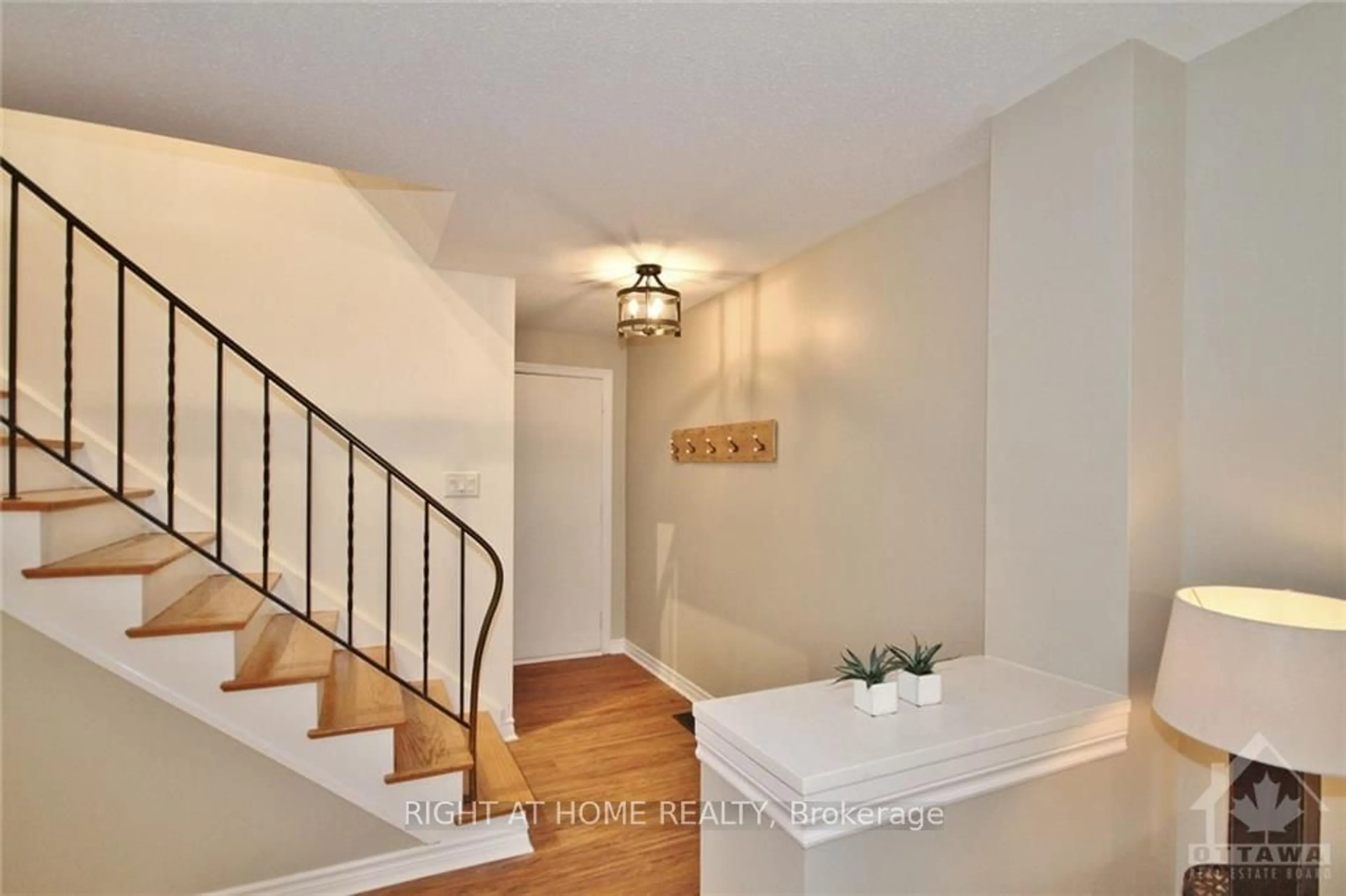 Indoor entryway, wood floors for 83 GRADY Cres, South of Baseline to Knoxdale Ontario K2H 5S2