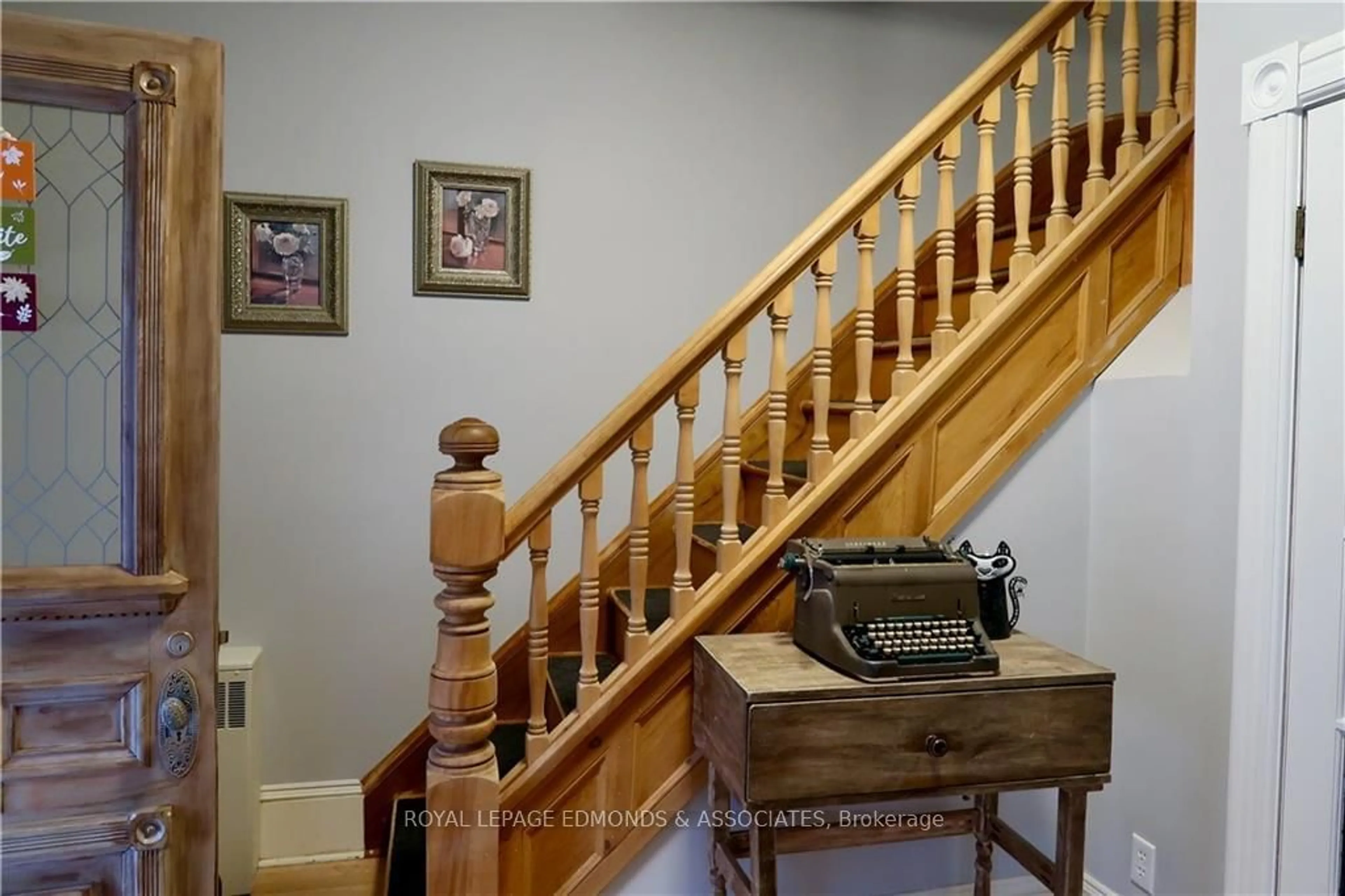 Indoor foyer, wood floors for 245 TRAFALGAR Rd, Pembroke Ontario K8A 5A6