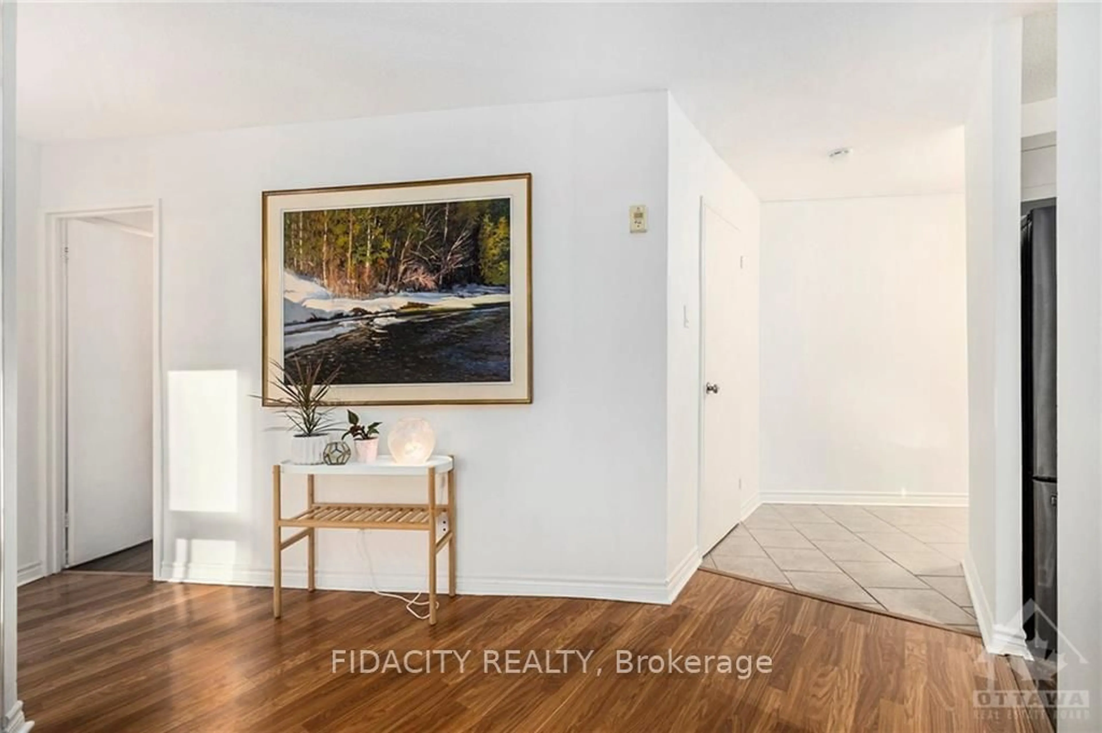 Indoor entryway, wood floors for 1380 PRINCE OF WALES Dr #604, Mooneys Bay - Carleton Heights and Area Ontario K2C 3N5