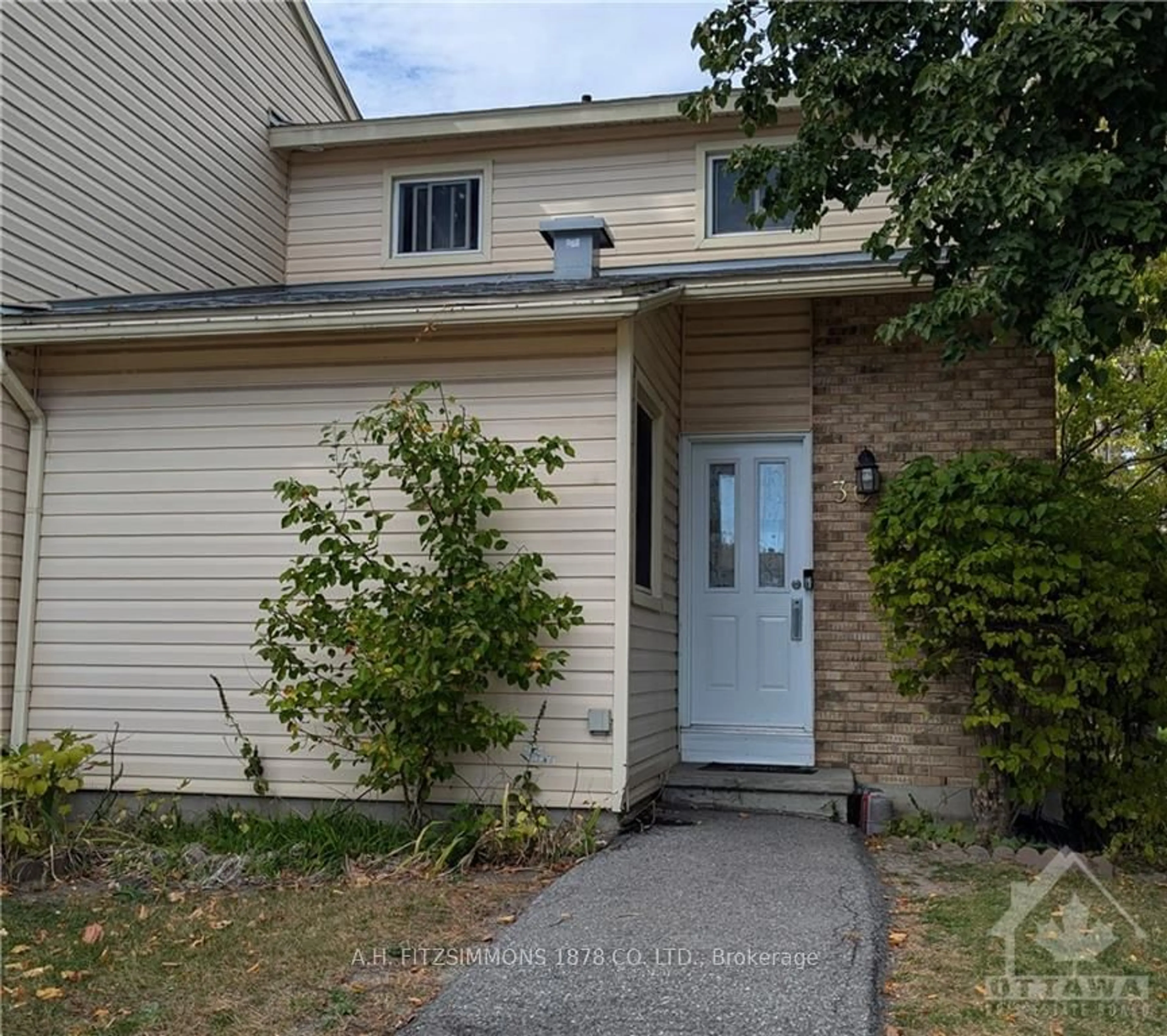 Frontside or backside of a home, the street view for 30 THISTLEDOWN Crt, Barrhaven Ontario K2J 1M9