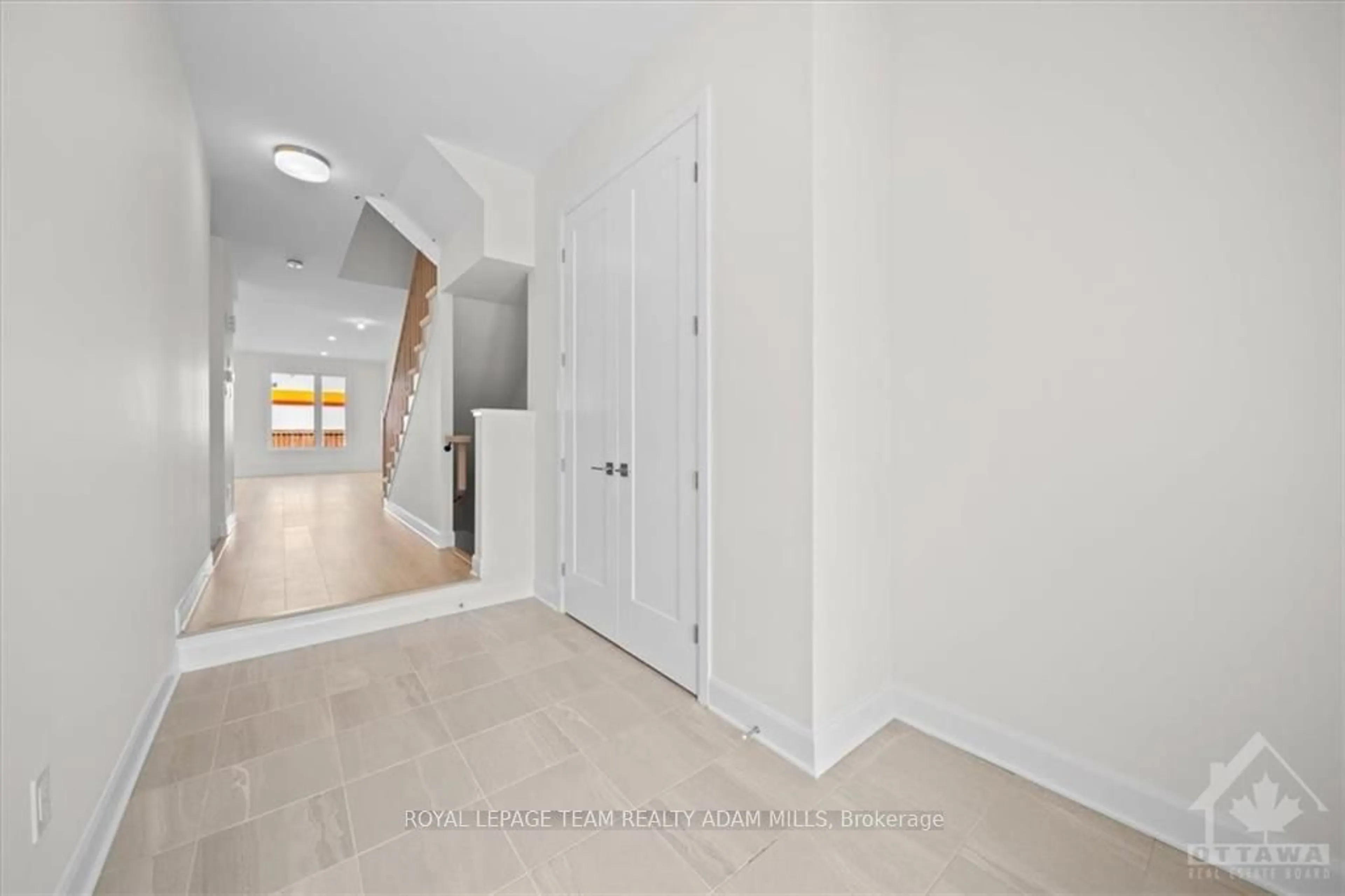 Indoor entryway, wood floors for 131 SUCCESSION Crt, Stittsville - Munster - Richmond Ontario K2S 2Z8