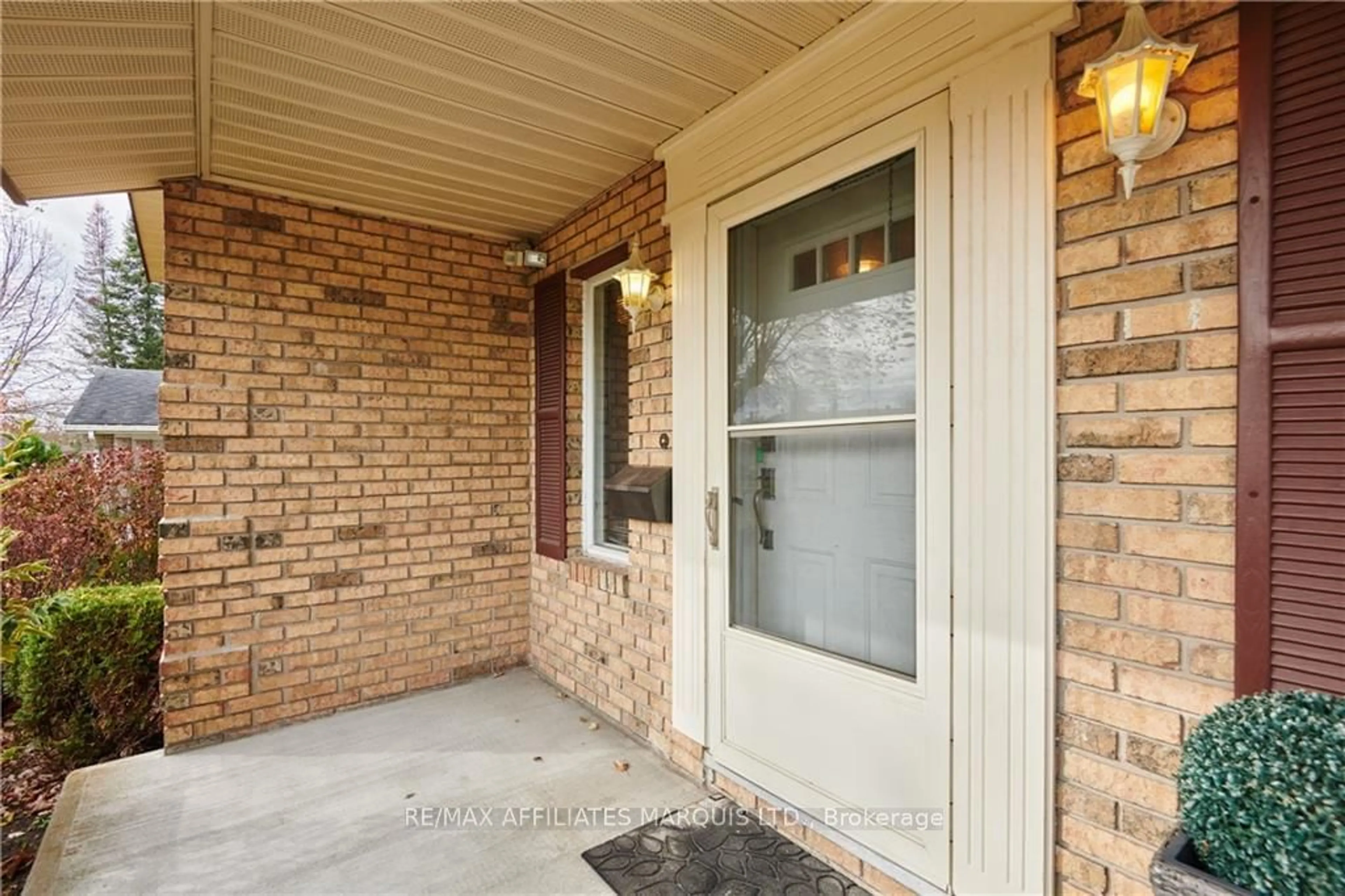 Indoor entryway, wood floors for 27 HOOPLE St, South Stormont Ontario K0C 1M0