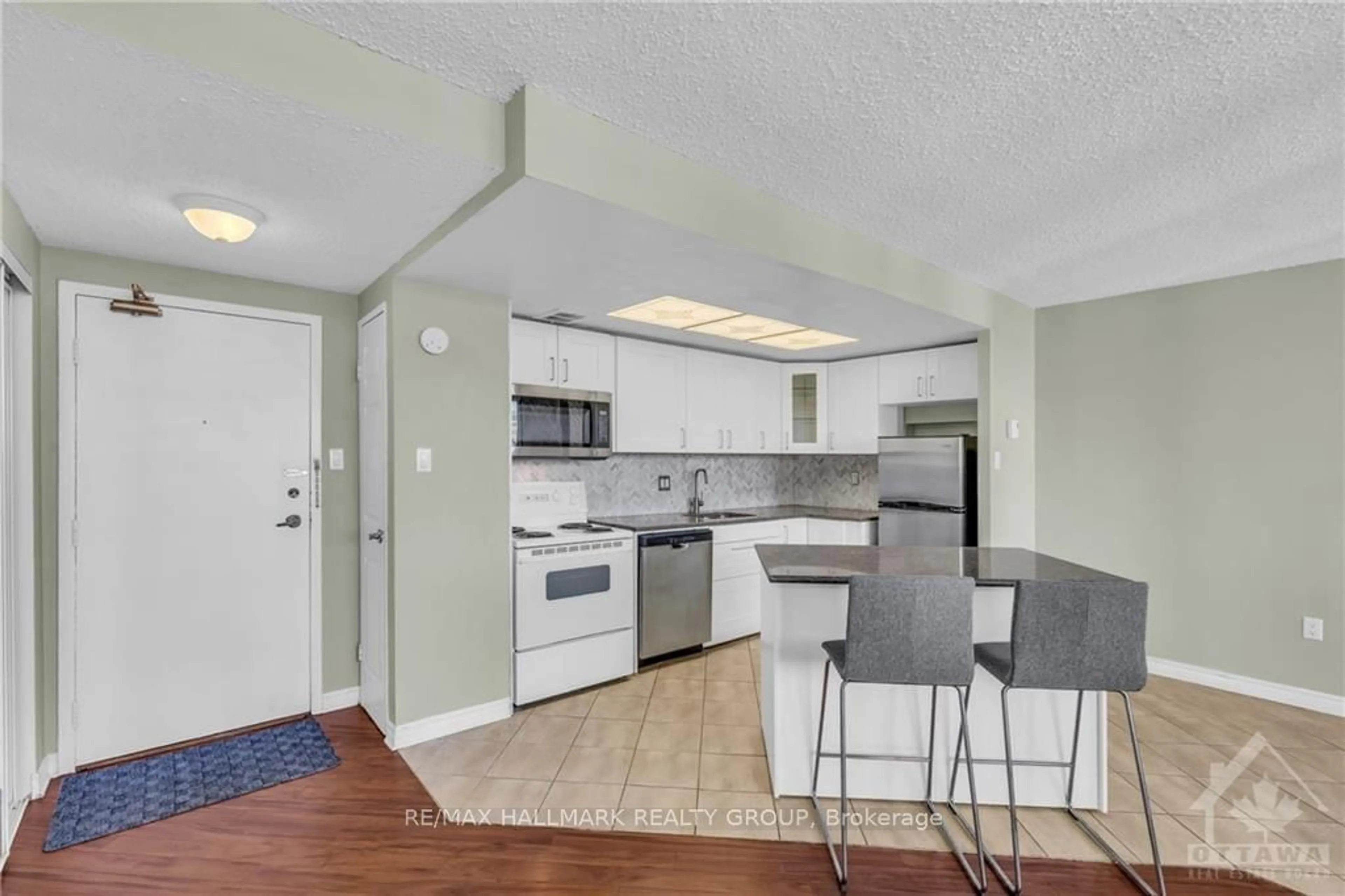 Open concept kitchen for 530 LAURIER Ave #1201, Ottawa Centre Ontario K1R 7T1