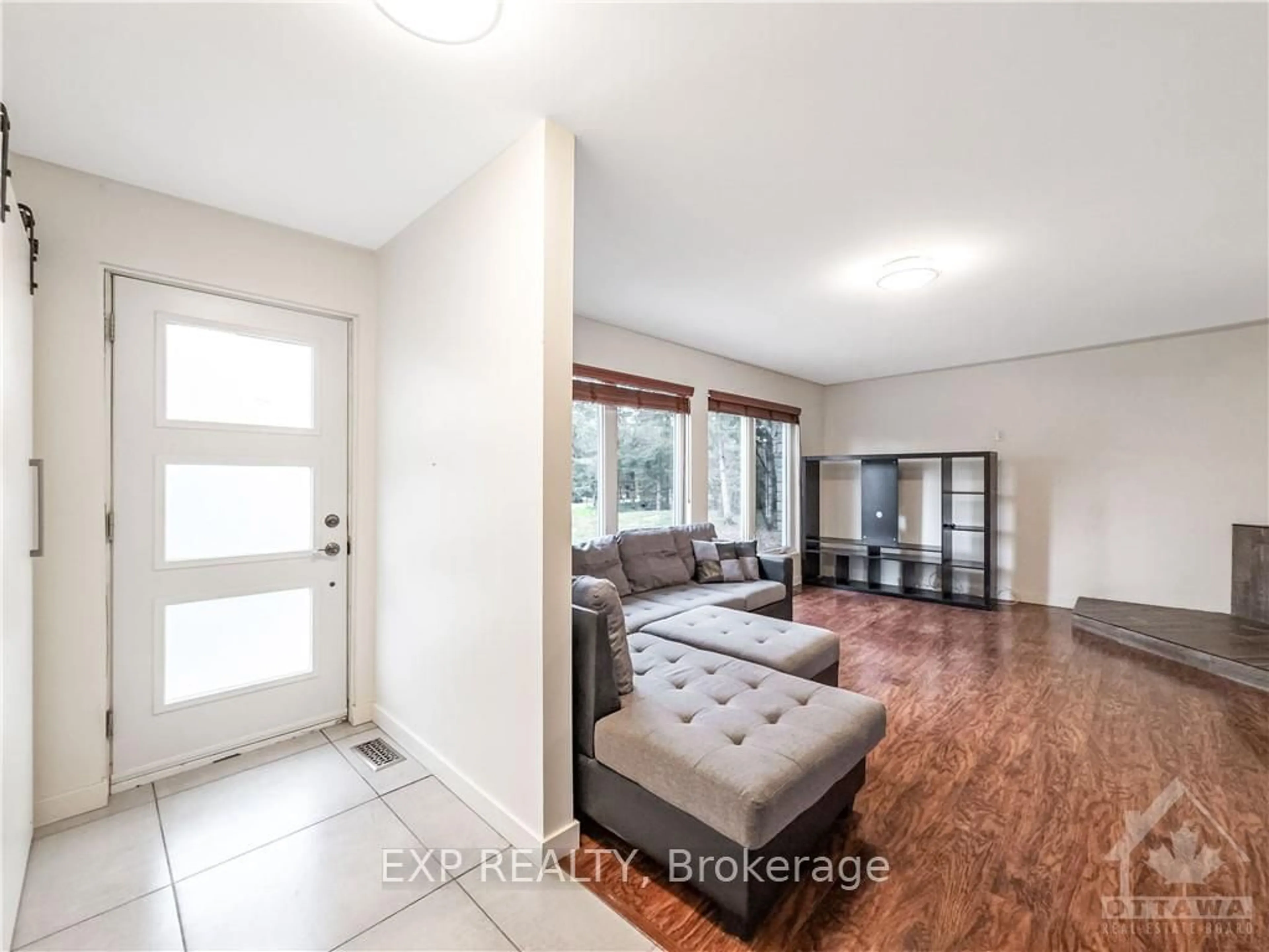 Indoor entryway, wood floors for 277 BELVEDERE Rd, Clarence-Rockland Ontario K0A 2A0