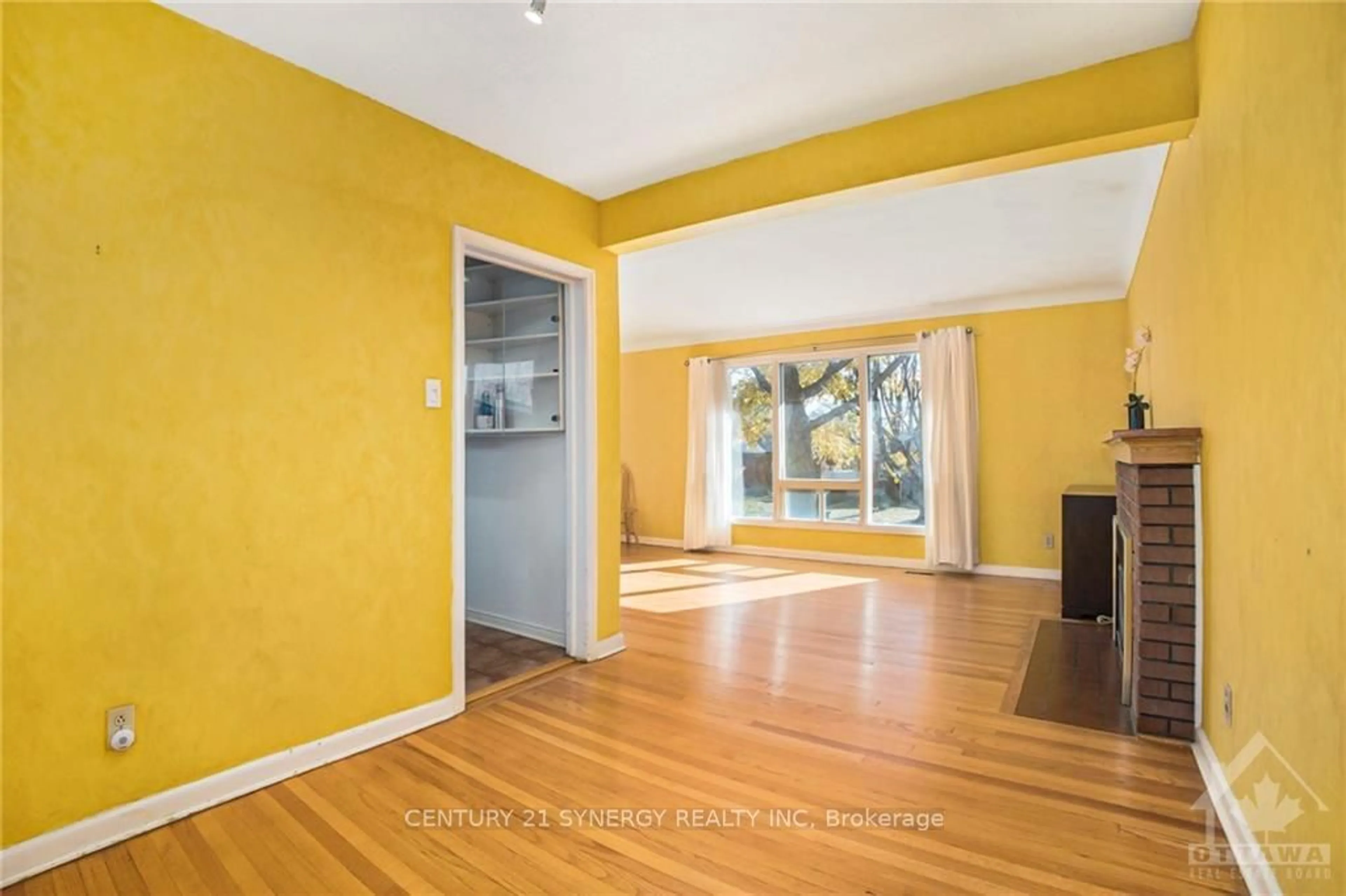 Indoor entryway, wood floors for 2725 KELLY Ave, Britannia Heights - Queensway Terrace N and Area Ontario K2B 7V2