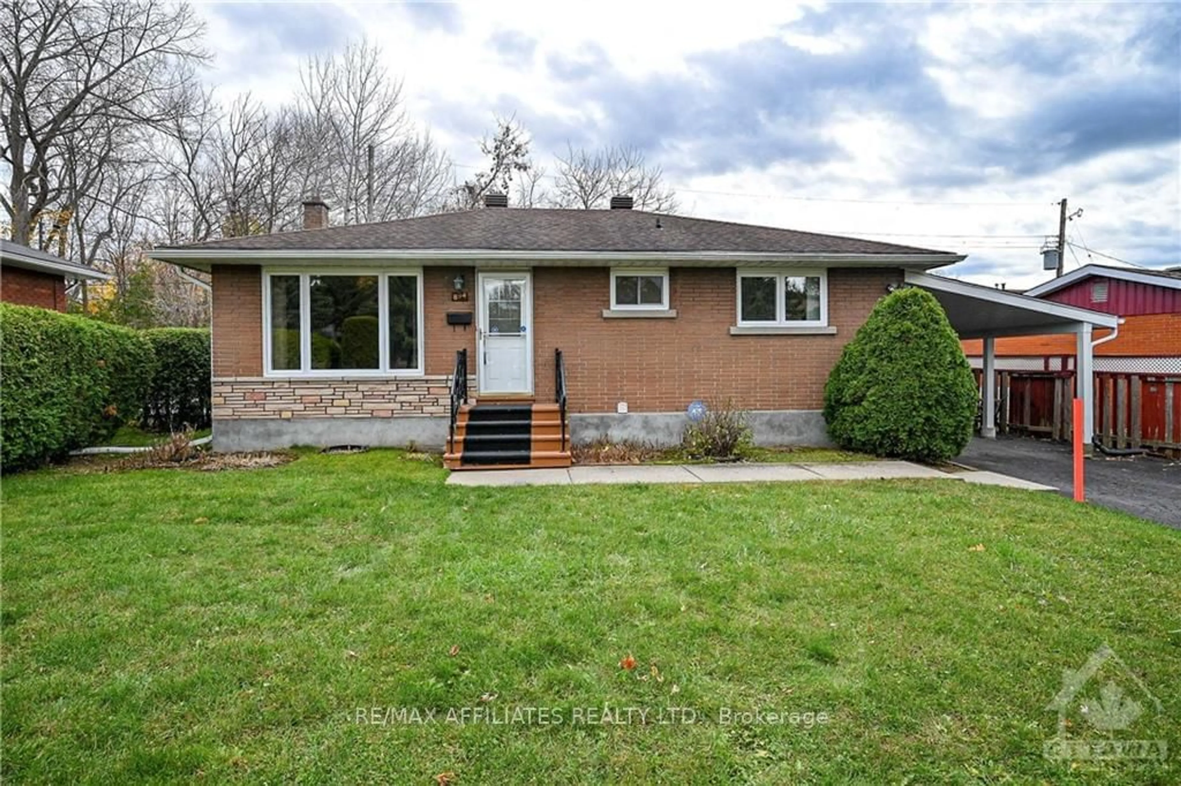 Frontside or backside of a home, cottage for 894 CHARLESWOOD Ave, Overbook - Castleheights and Area Ontario K1K 0W3