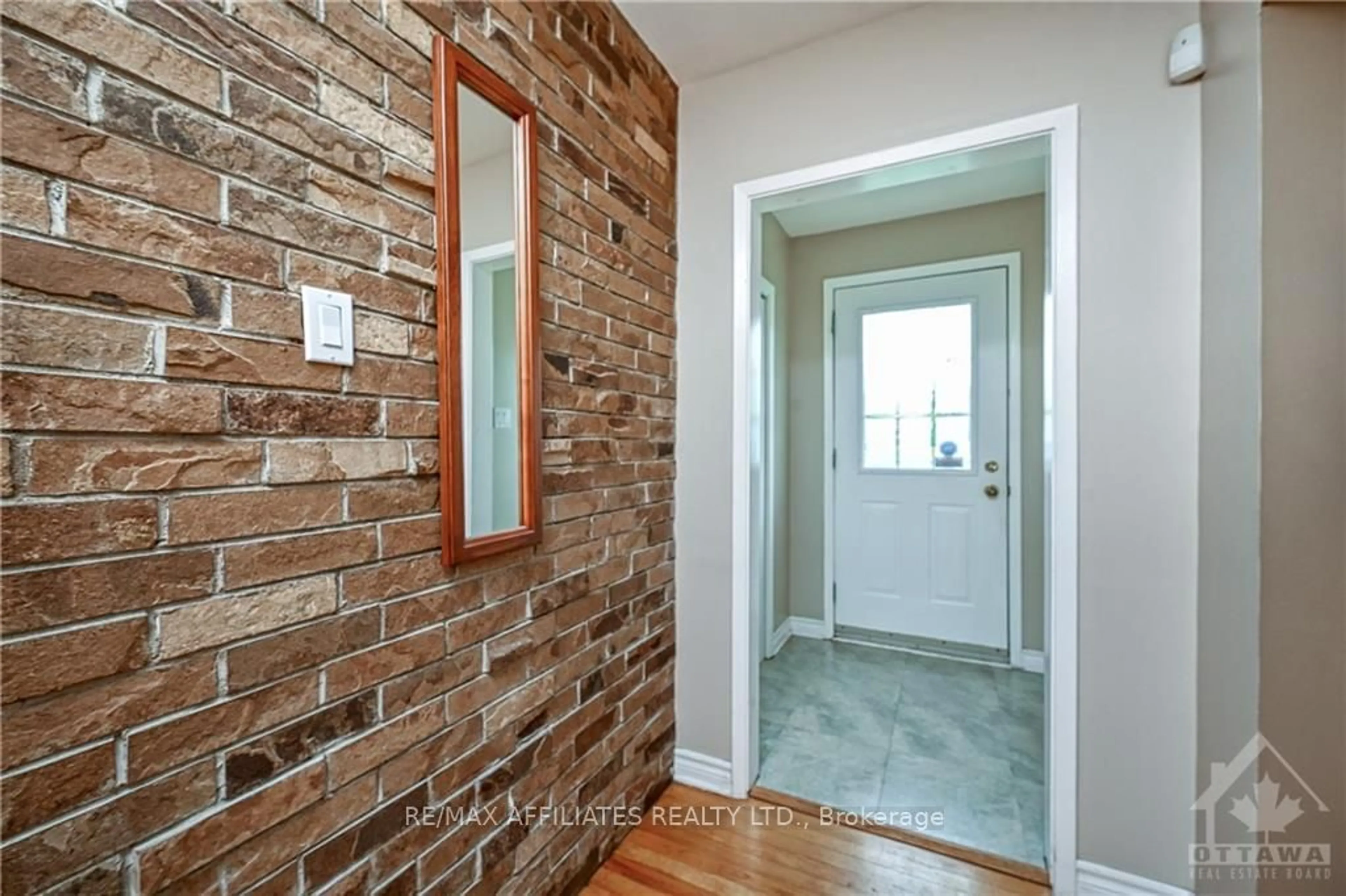 Indoor entryway, wood floors for 894 CHARLESWOOD Ave, Overbook - Castleheights and Area Ontario K1K 0W3