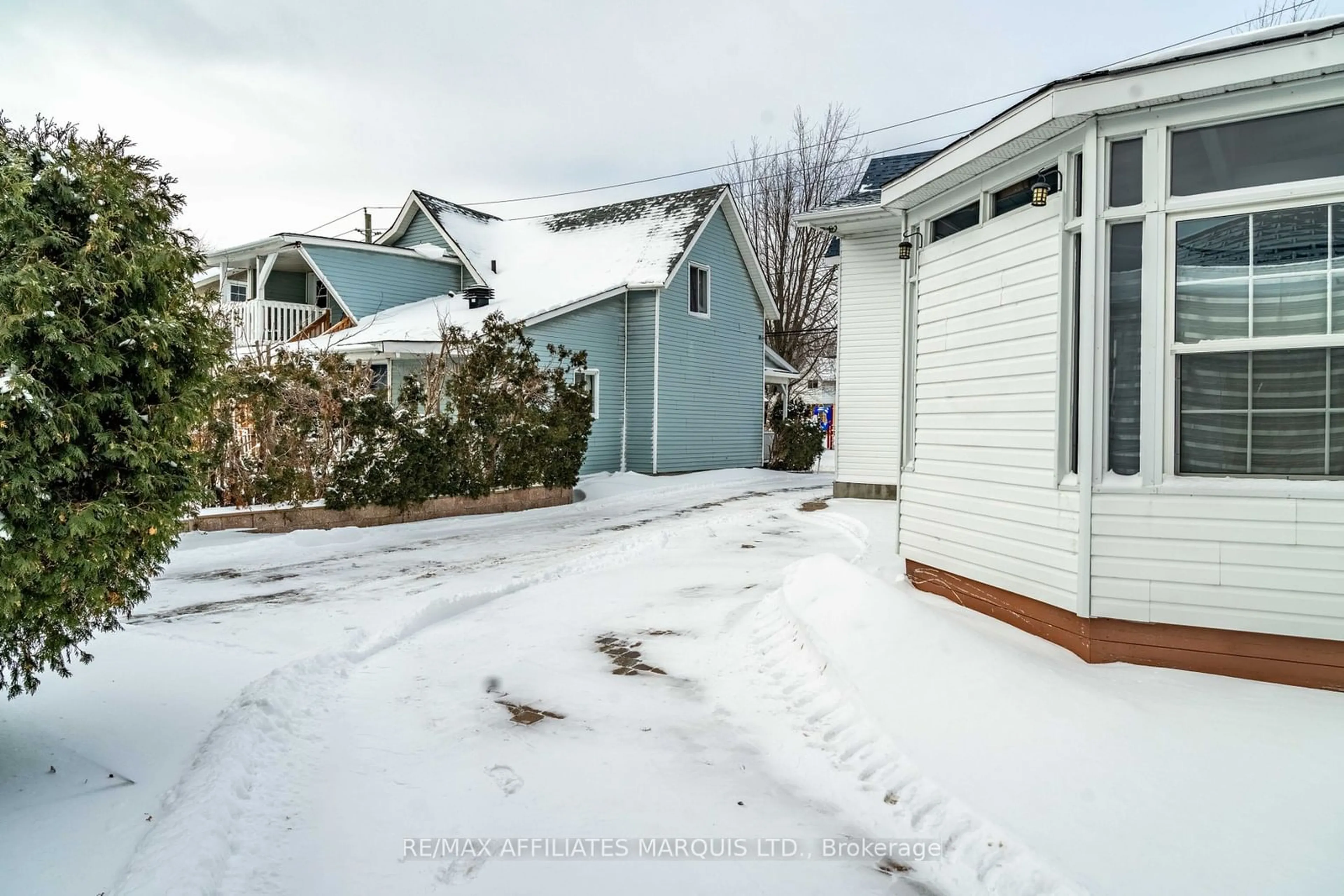 A pic from outside/outdoor area/front of a property/back of a property/a pic from drone, street for 29-30 DUNCAN St, Cornwall Ontario K6H 1H4