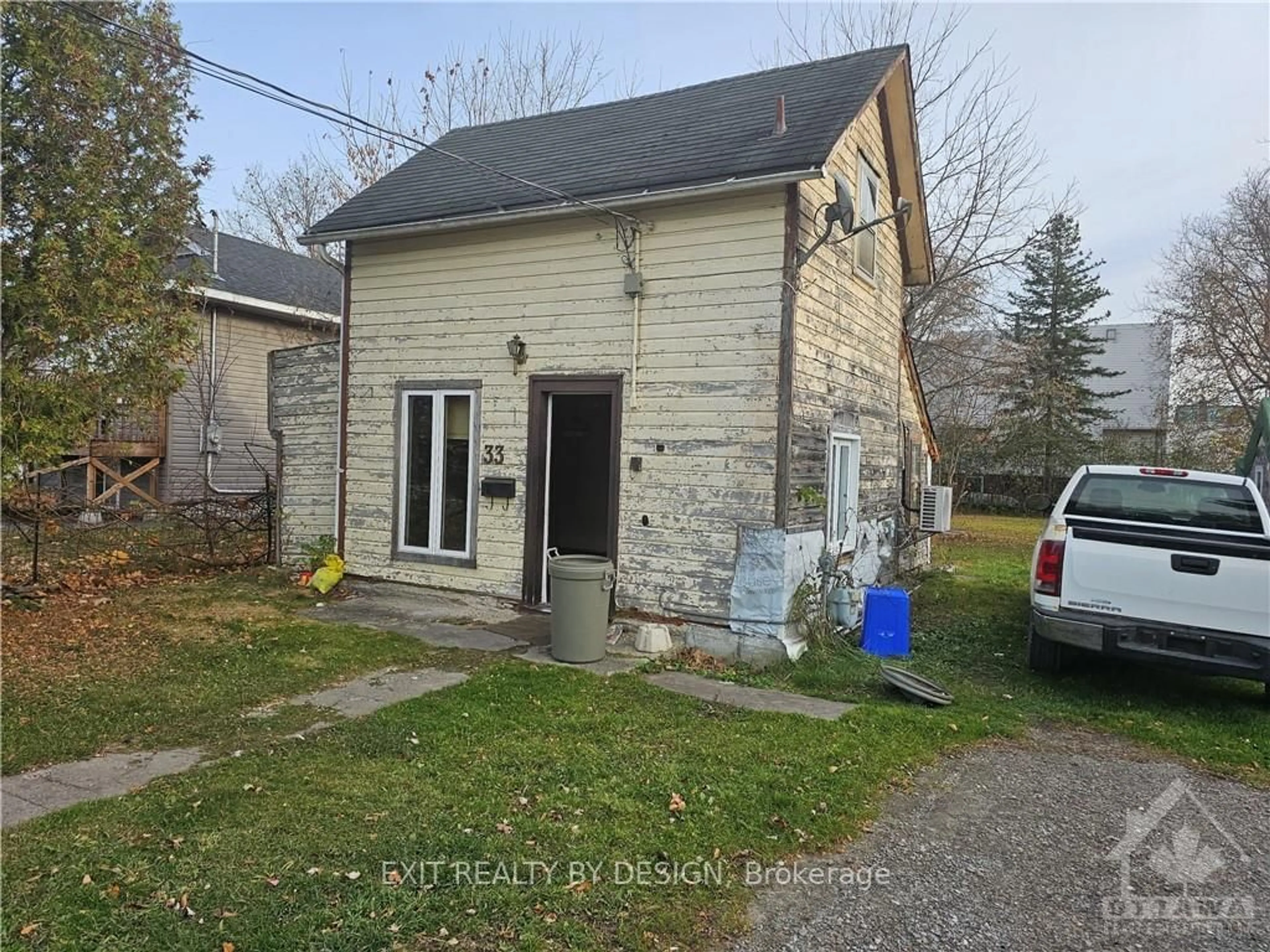 Frontside or backside of a home, cottage for 33 LORNE St, Smiths Falls Ontario K7A 3K6