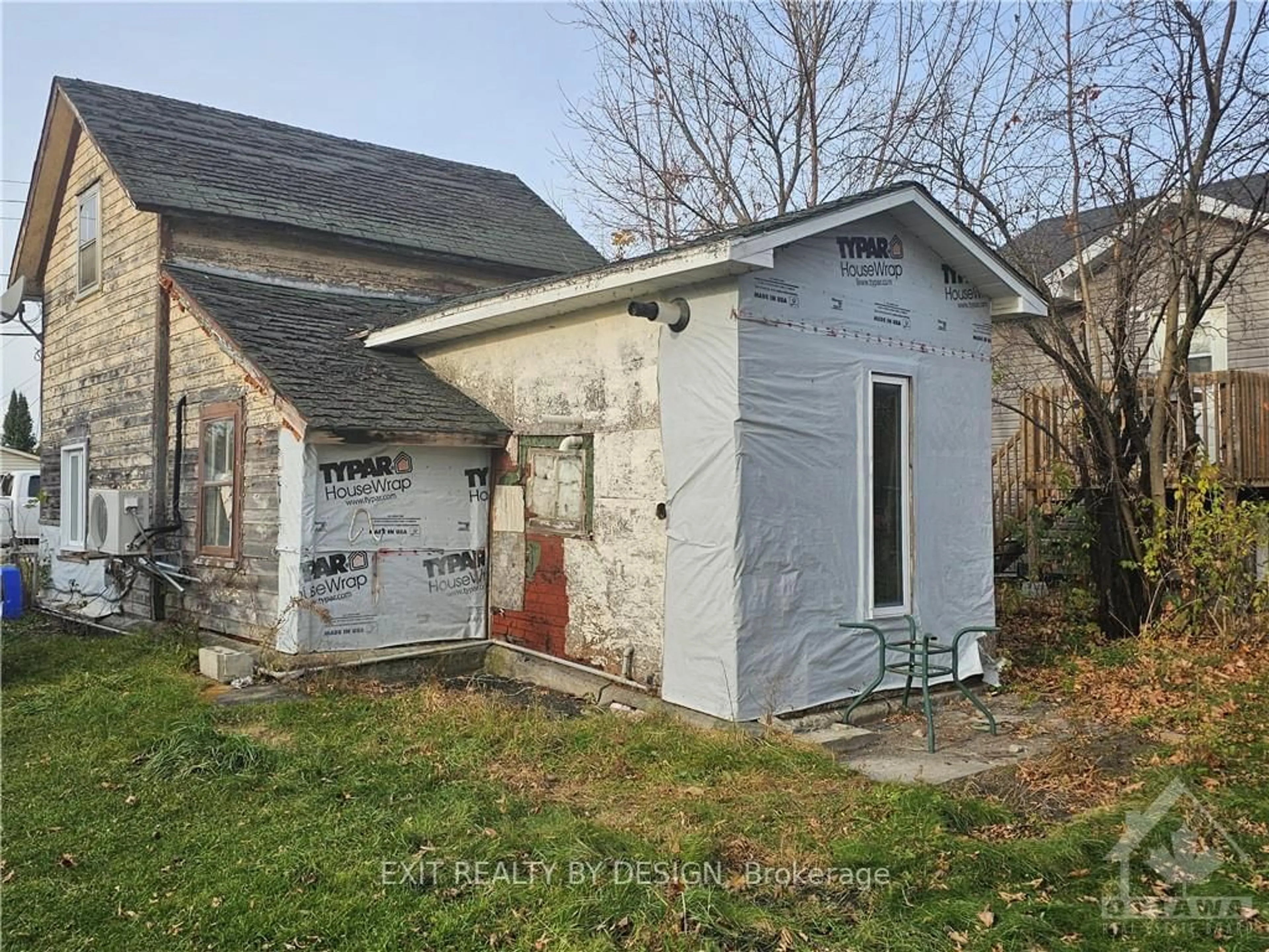 Frontside or backside of a home, cottage for 33 LORNE St, Smiths Falls Ontario K7A 3K6