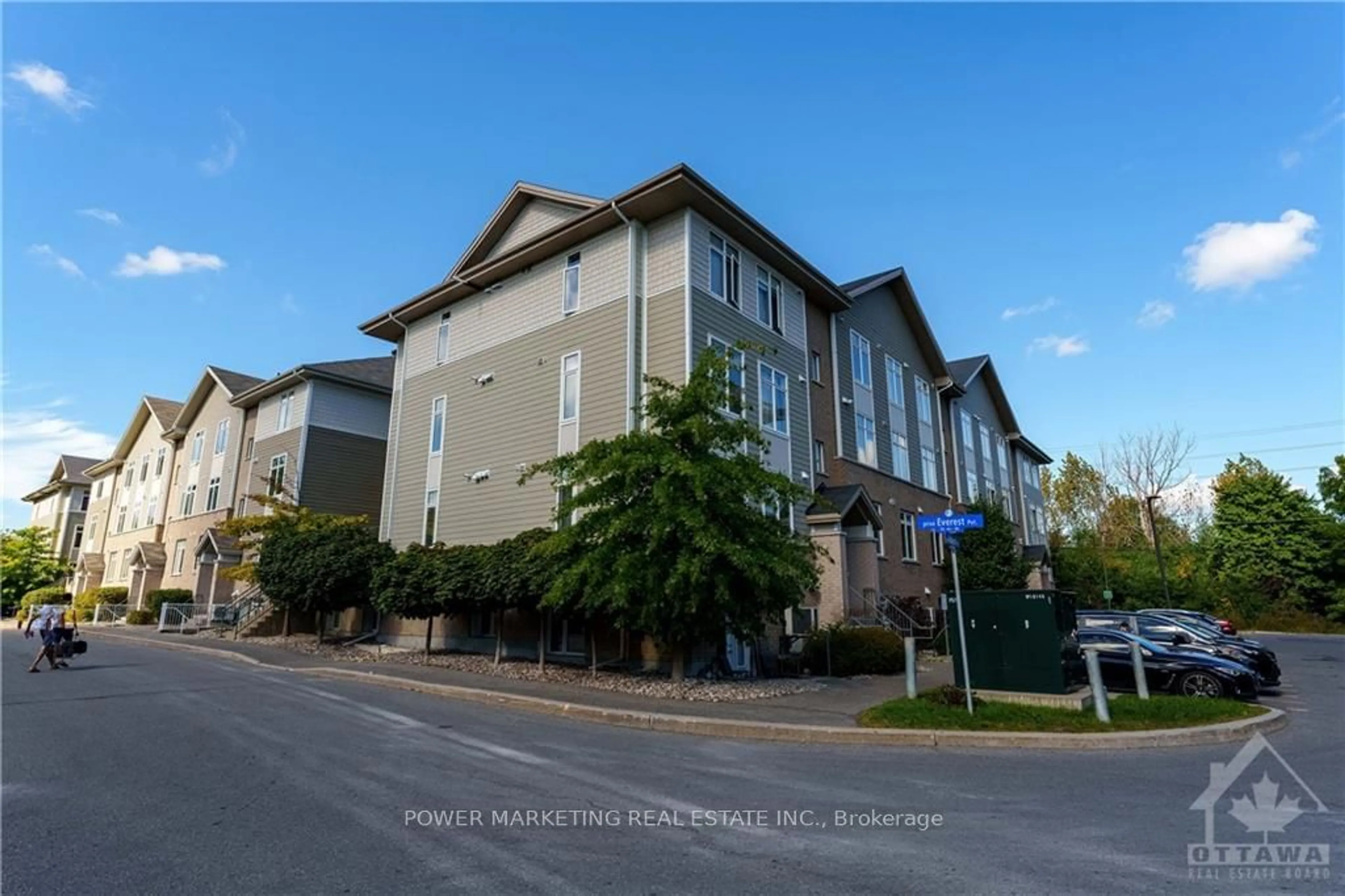 A pic from exterior of the house or condo, the street view for 861D BLACKCOMB, Elmvale Acres and Area Ontario K1G 4E4