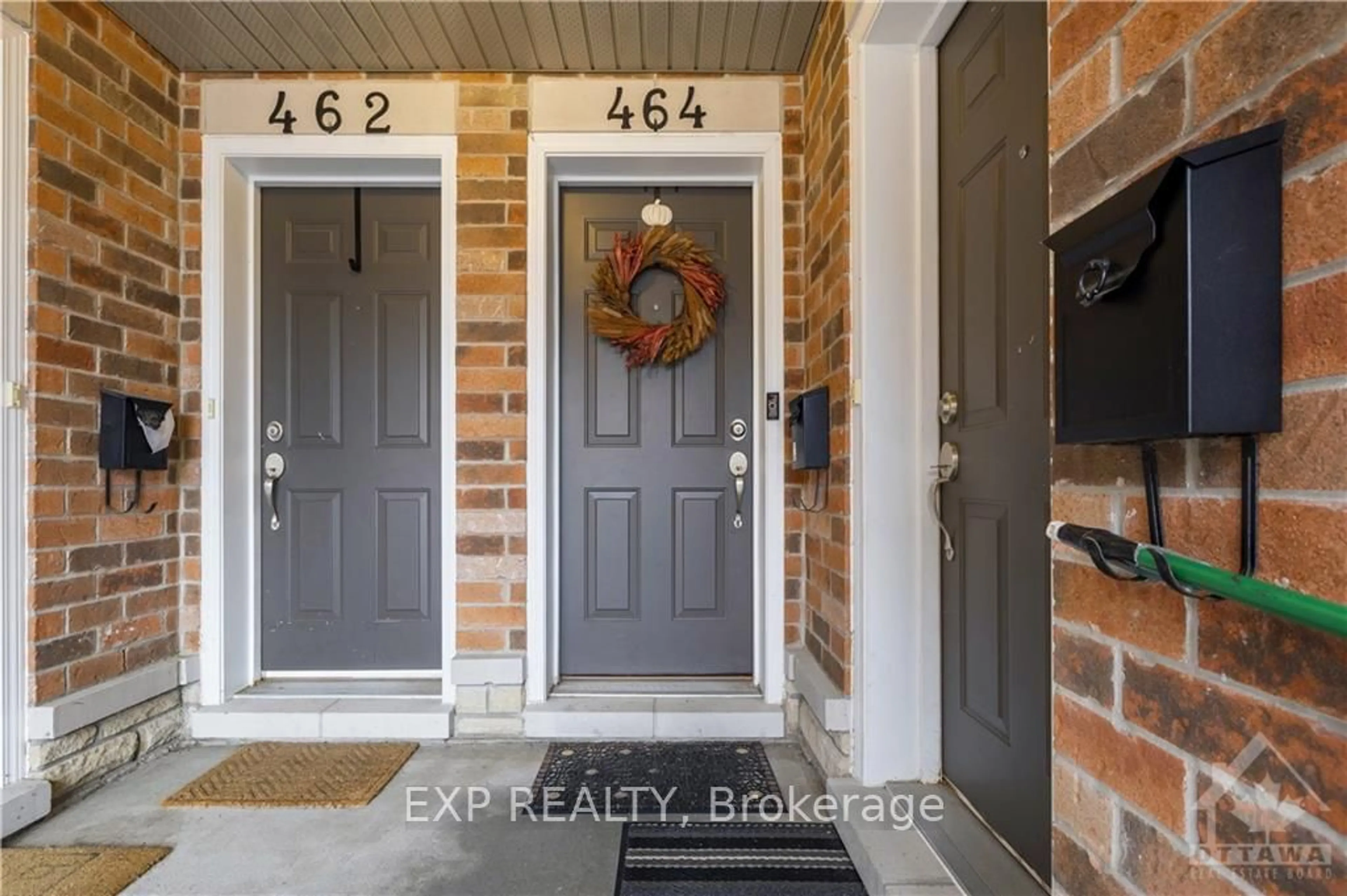 Indoor entryway, wood floors for 464 LEBOUTILLIER Ave, Overbook - Castleheights and Area Ontario K1K 2V7