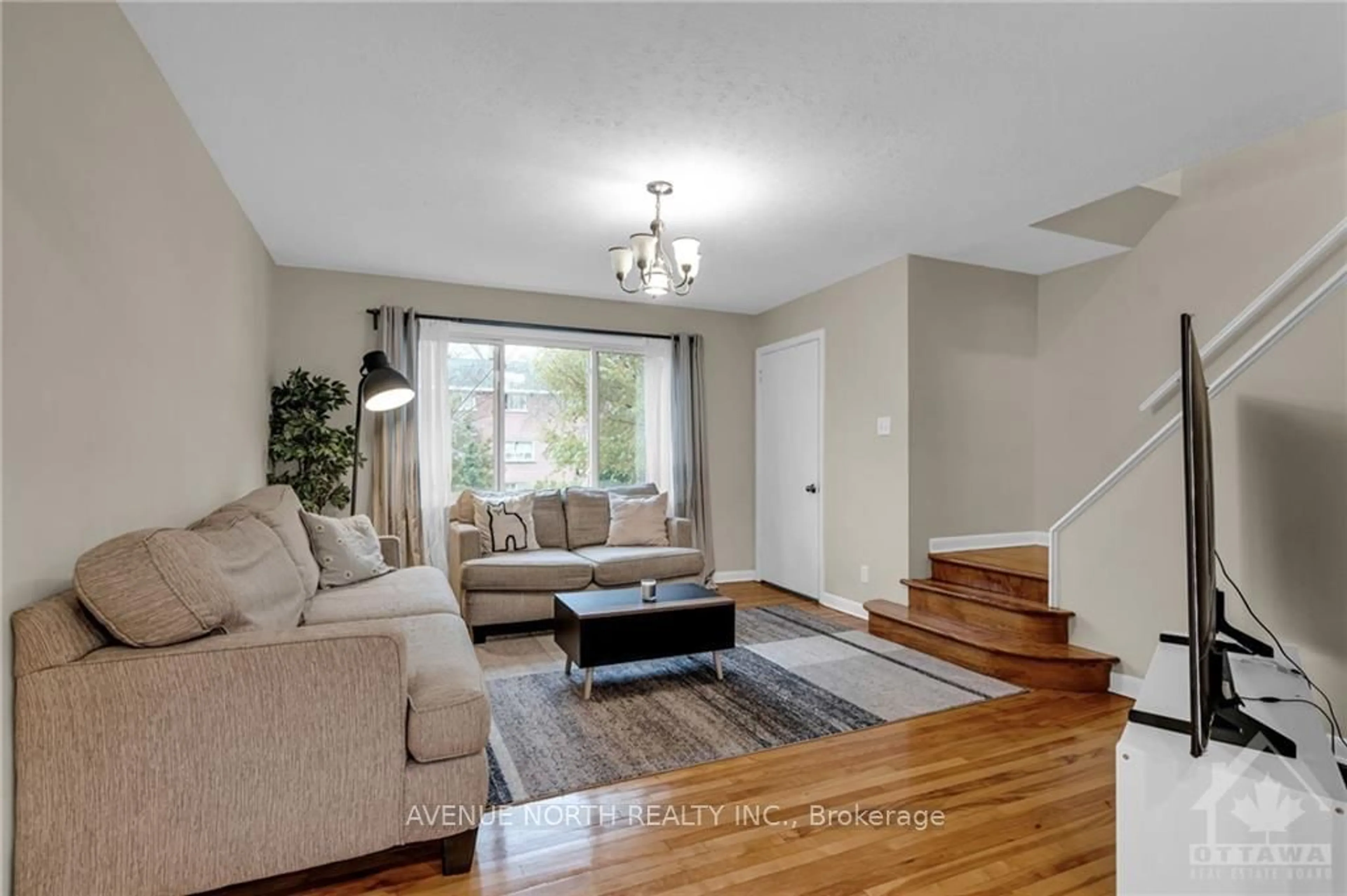 Living room, wood floors for 1202 SUMMERVILLE Ave, Carlington - Central Park Ontario K1Z 8G4