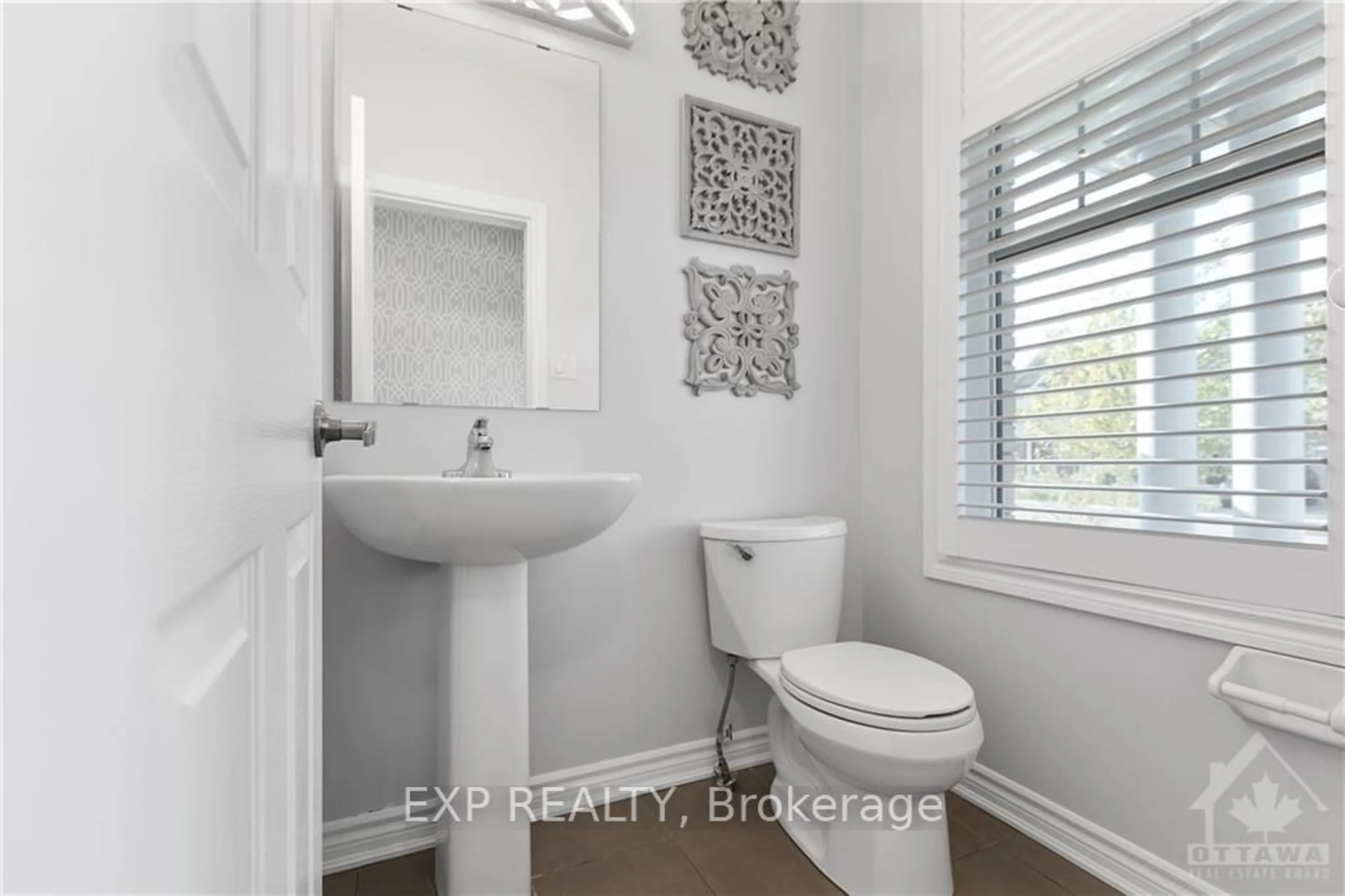 Bathroom, wood floors for 605 DUNDONALD Dr, Barrhaven Ontario K2J 5Y8