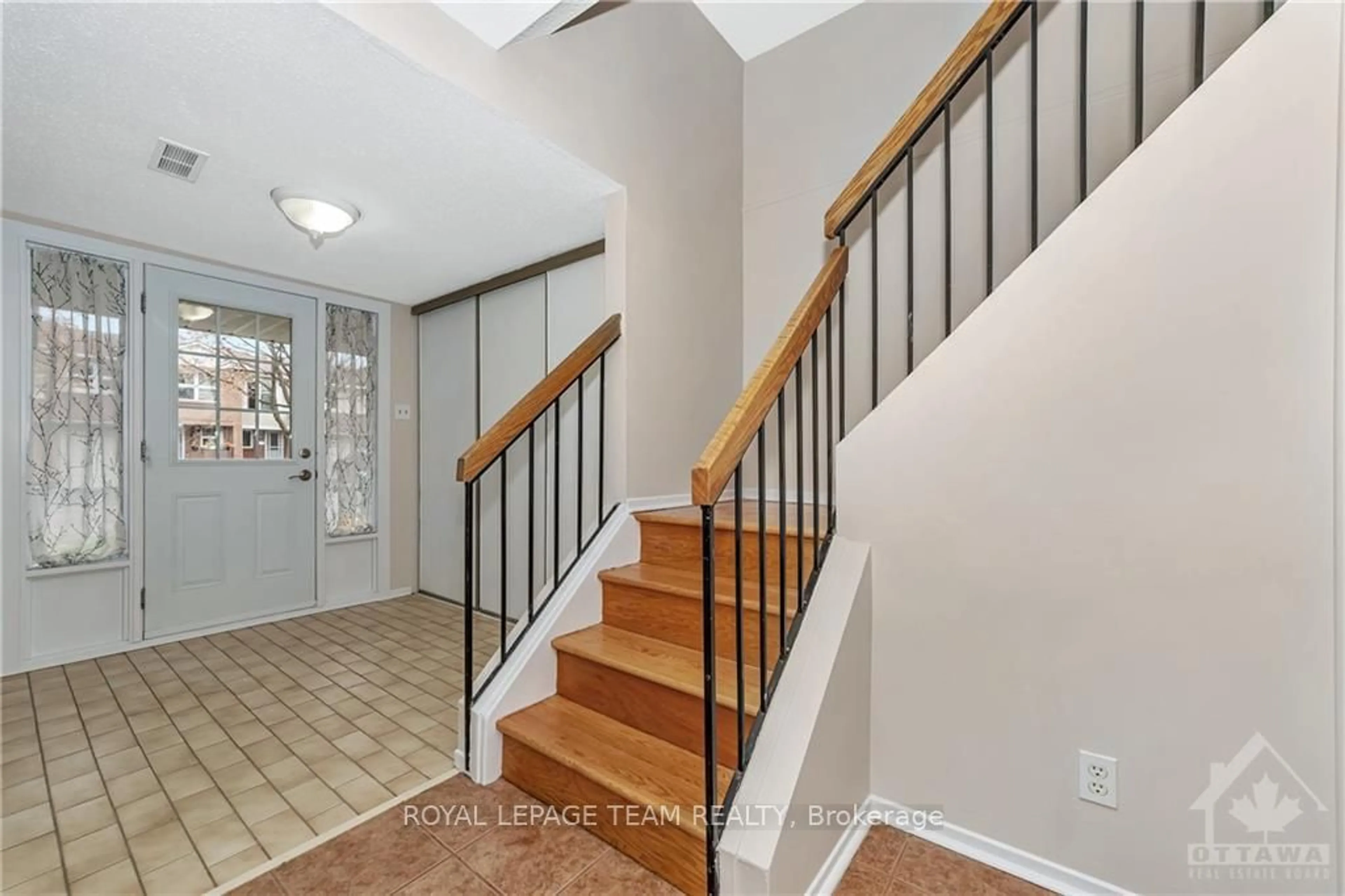 Indoor entryway, wood floors for 9 CASTLEBROOK Lane #C, South of Baseline to Knoxdale Ontario K2G 5G1