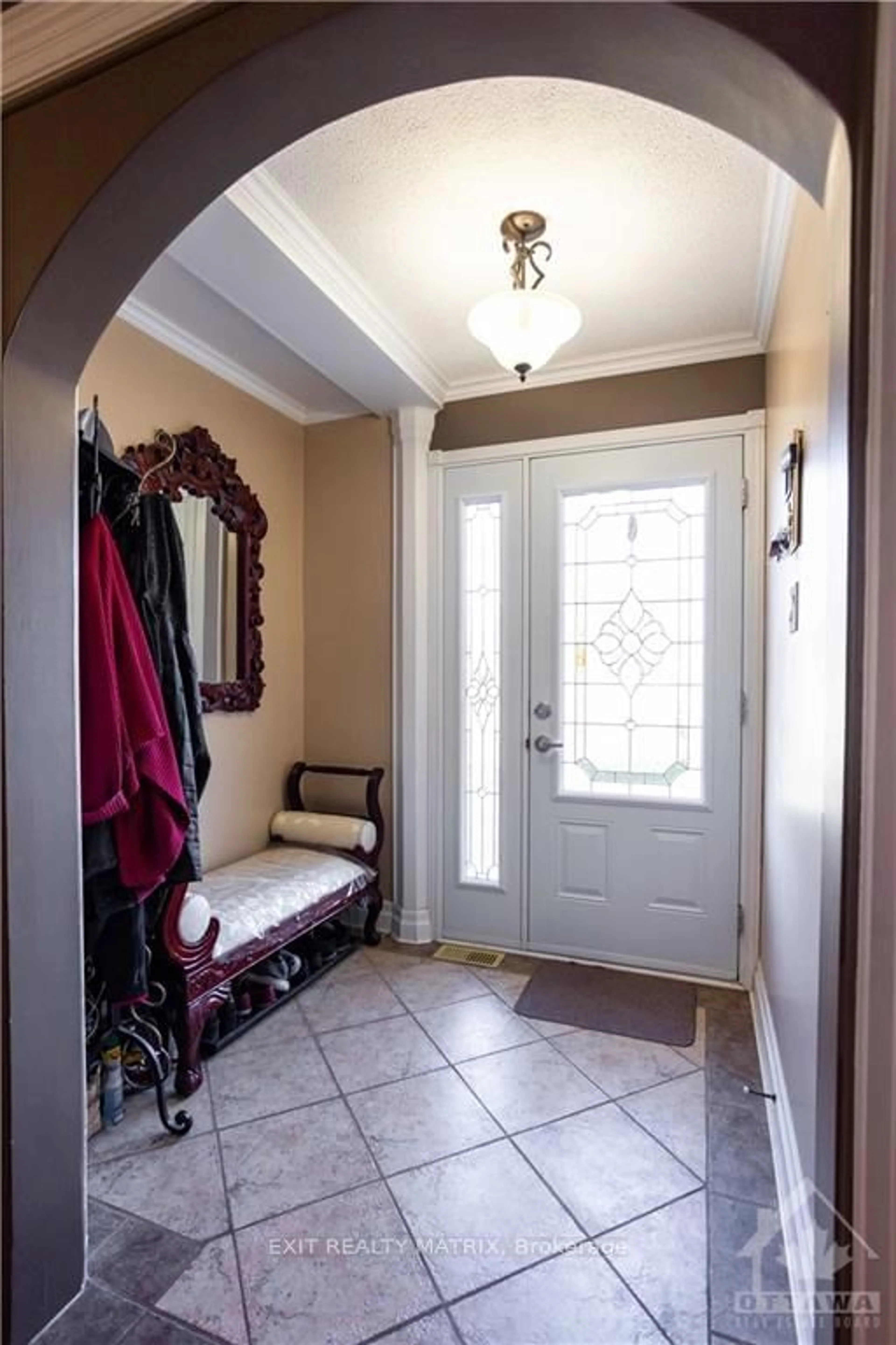 Indoor entryway, wood floors for 828 NOTRE DAME St, Russell Ontario K0A 1W1