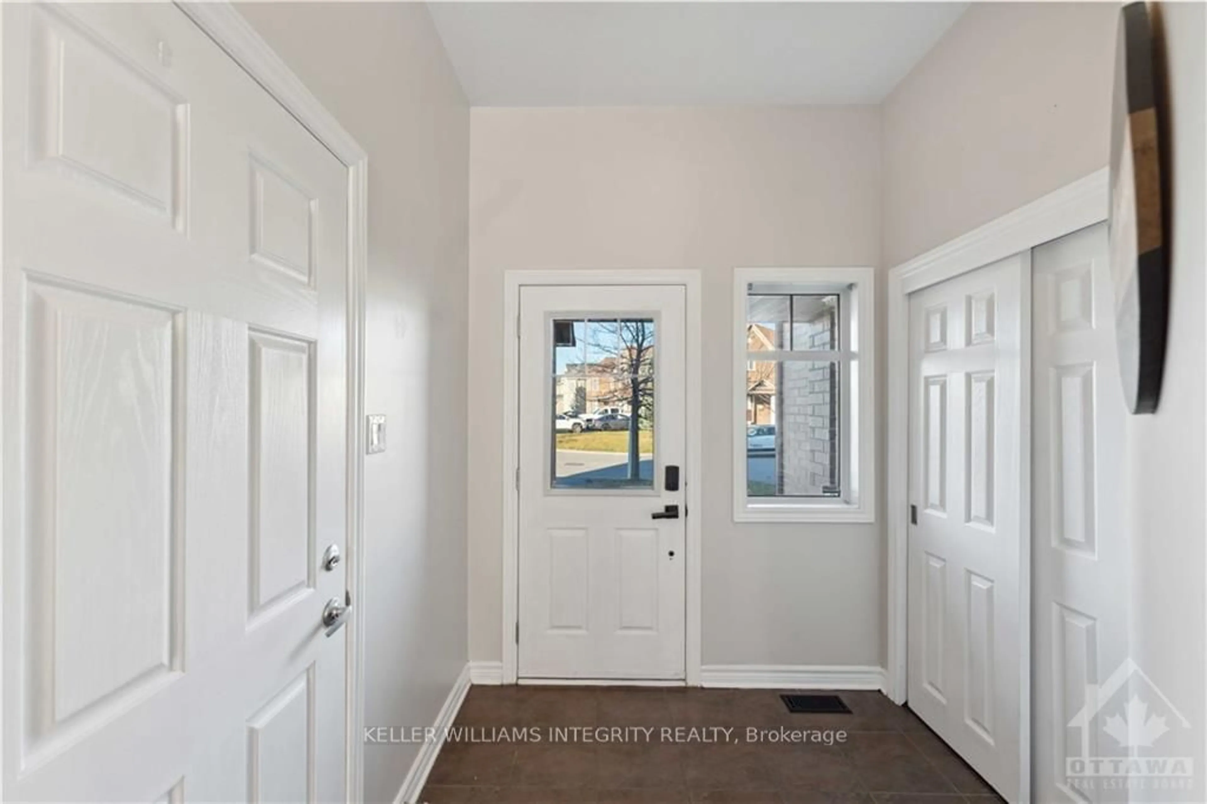 Indoor entryway, wood floors for 324 BALINROAN Cres, Barrhaven Ontario K2J 3T7