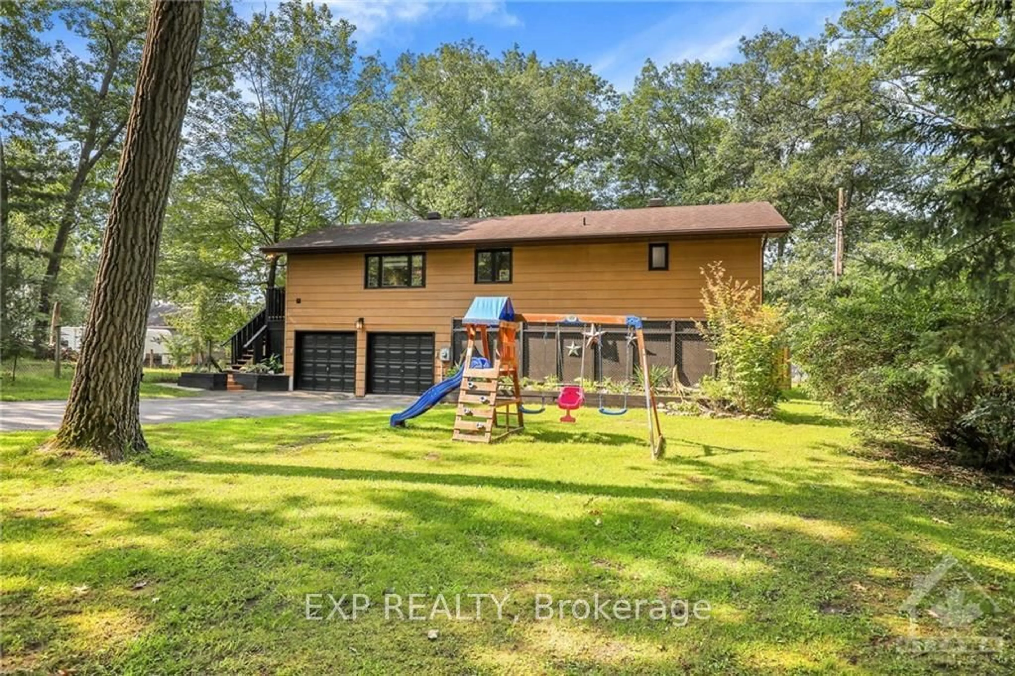 Frontside or backside of a home, cottage for 1034 BAYVIEW Dr, Constance Bay - Dunrobin - Kilmaurs - Woodlawn Ontario K0A 3M0