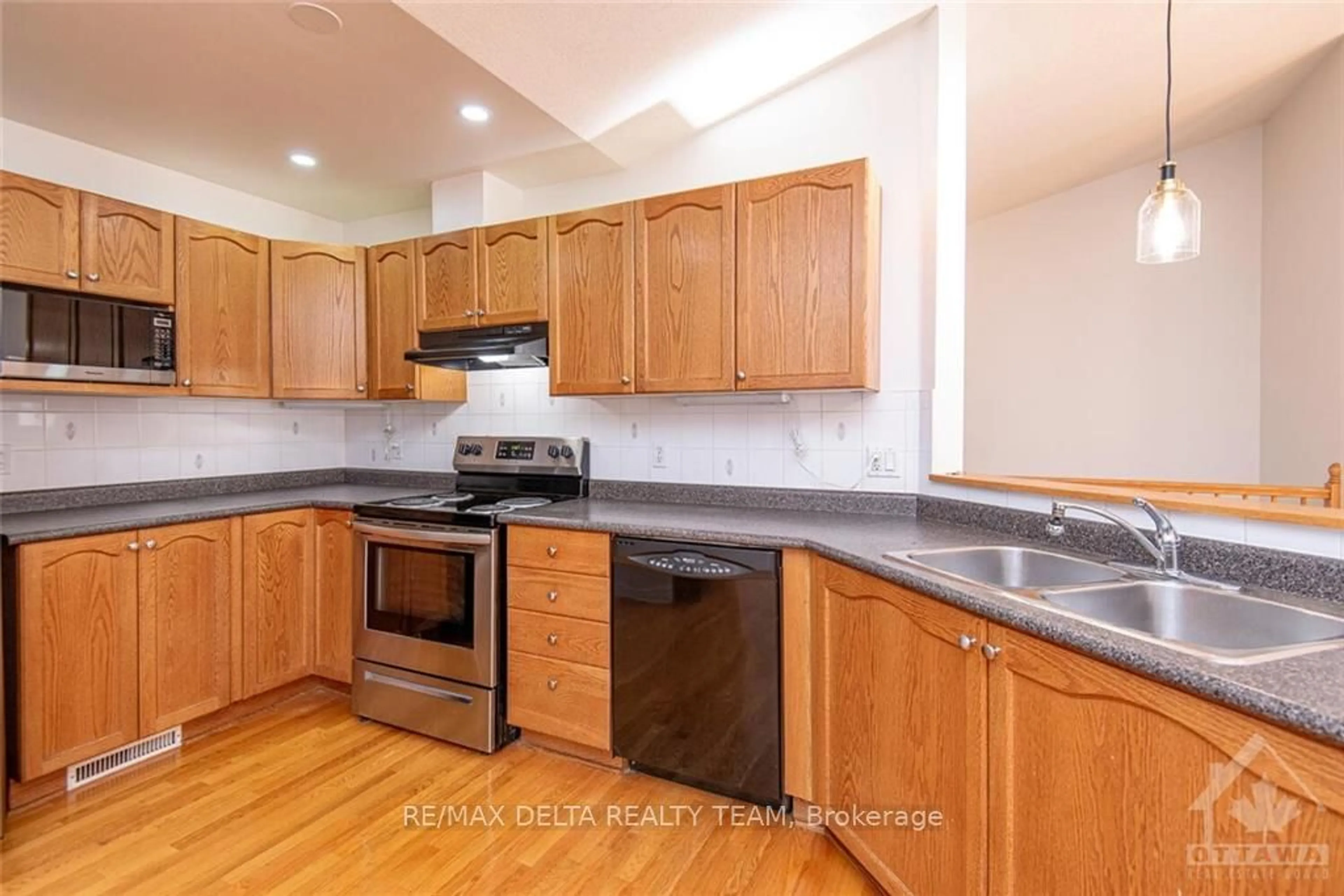 Standard kitchen, wood floors for 8 SPINNEY Way, Barrhaven Ontario K2J 4Y8