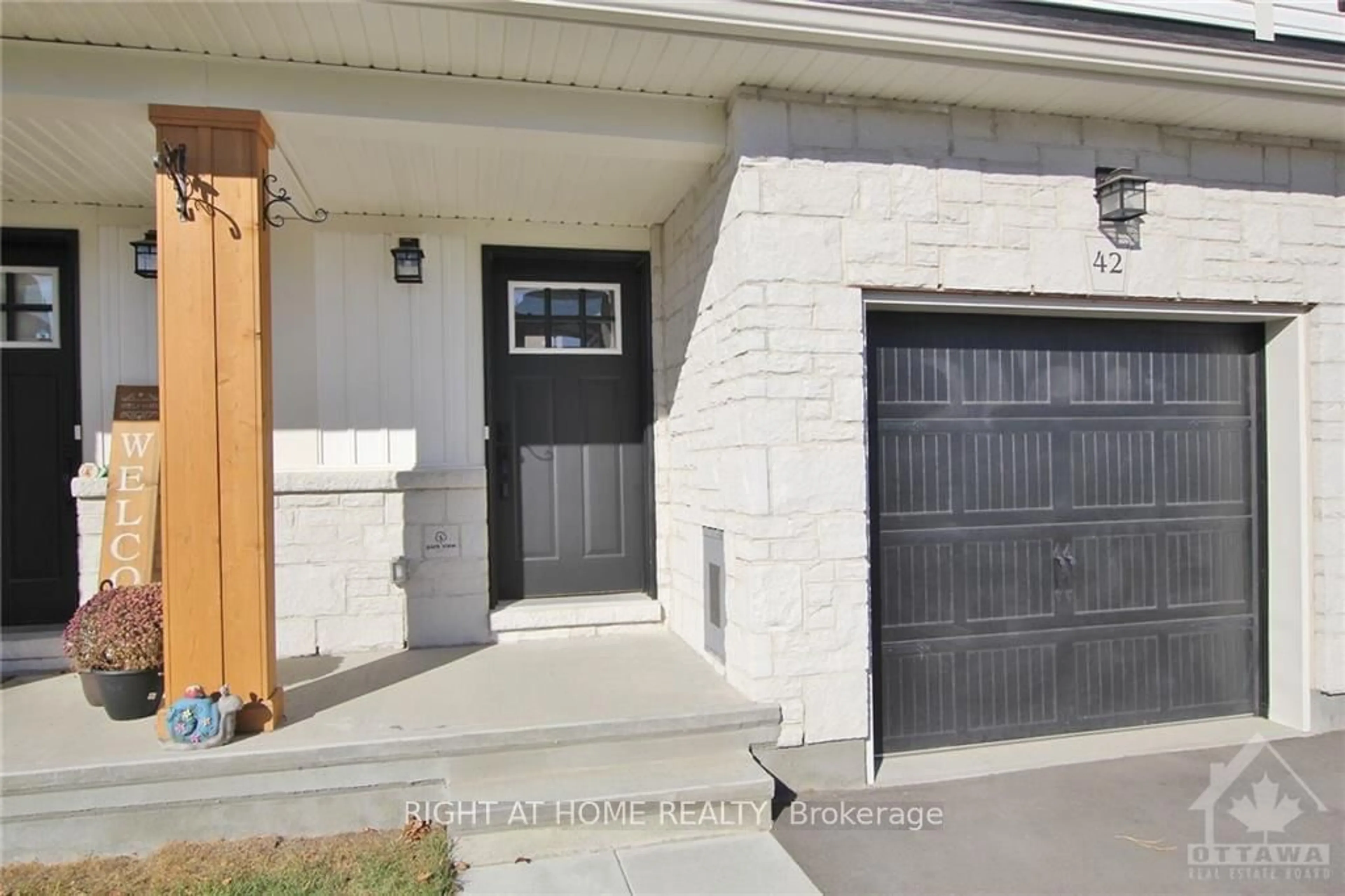 Indoor entryway, cement floor for 42 WHITCOMB Cres, Smiths Falls Ontario K7A 0A2