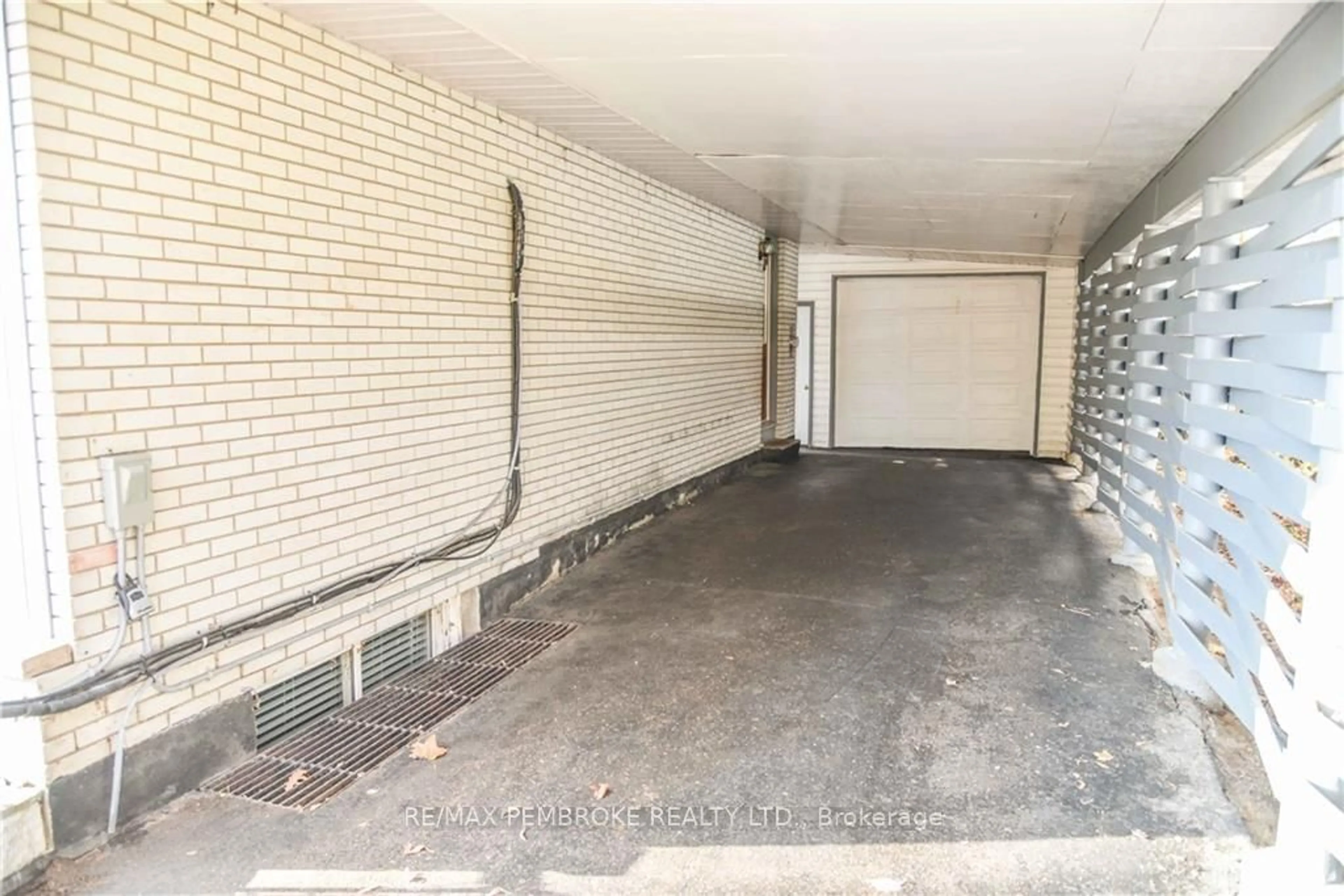 Indoor garage, cement floor for 61 MARY St, Petawawa Ontario K8H 1S2