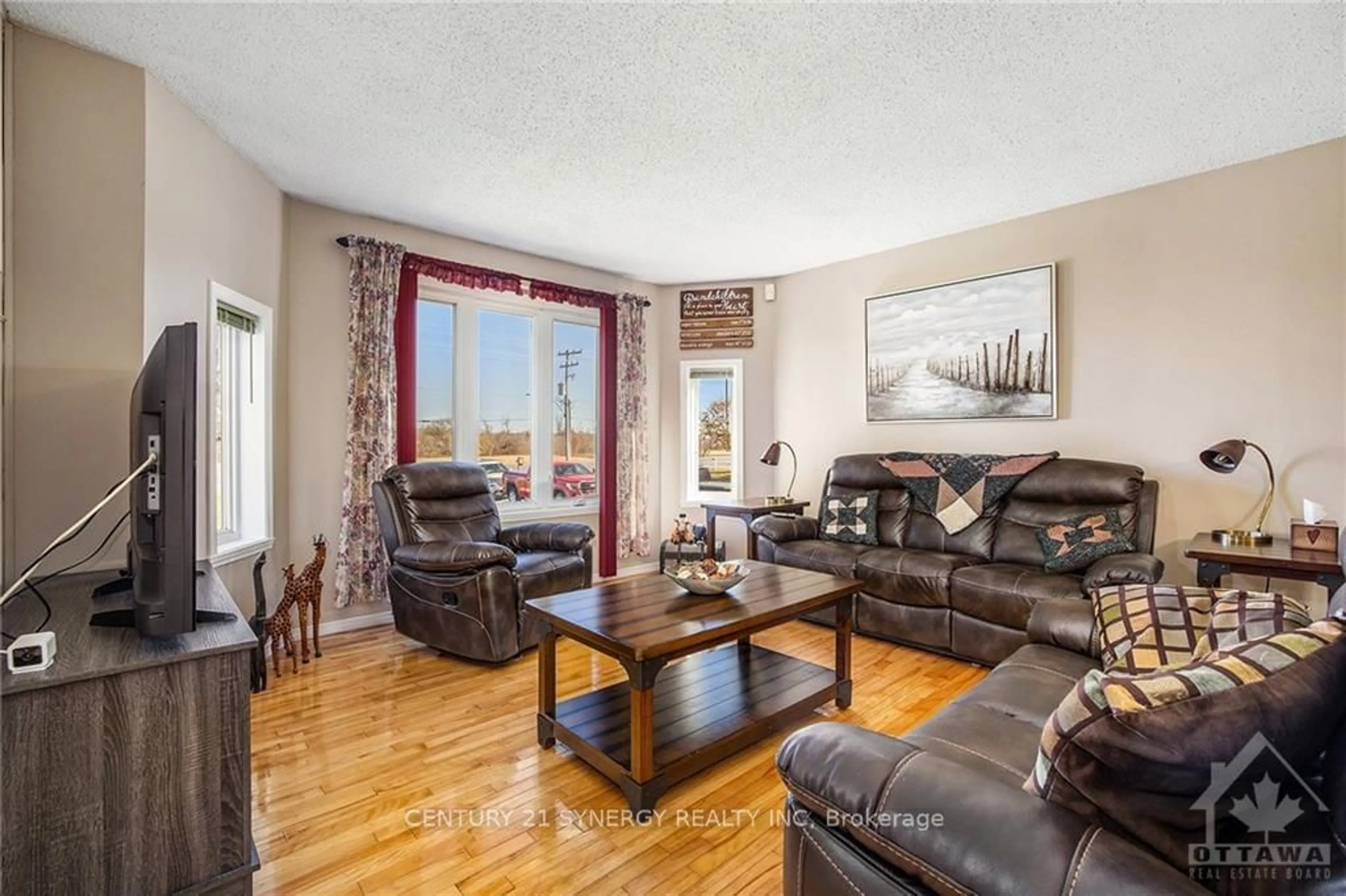 Living room, wood floors for 615 COUNTY RD 9 Rd, Prescott and Russell Ontario K0B 1L0