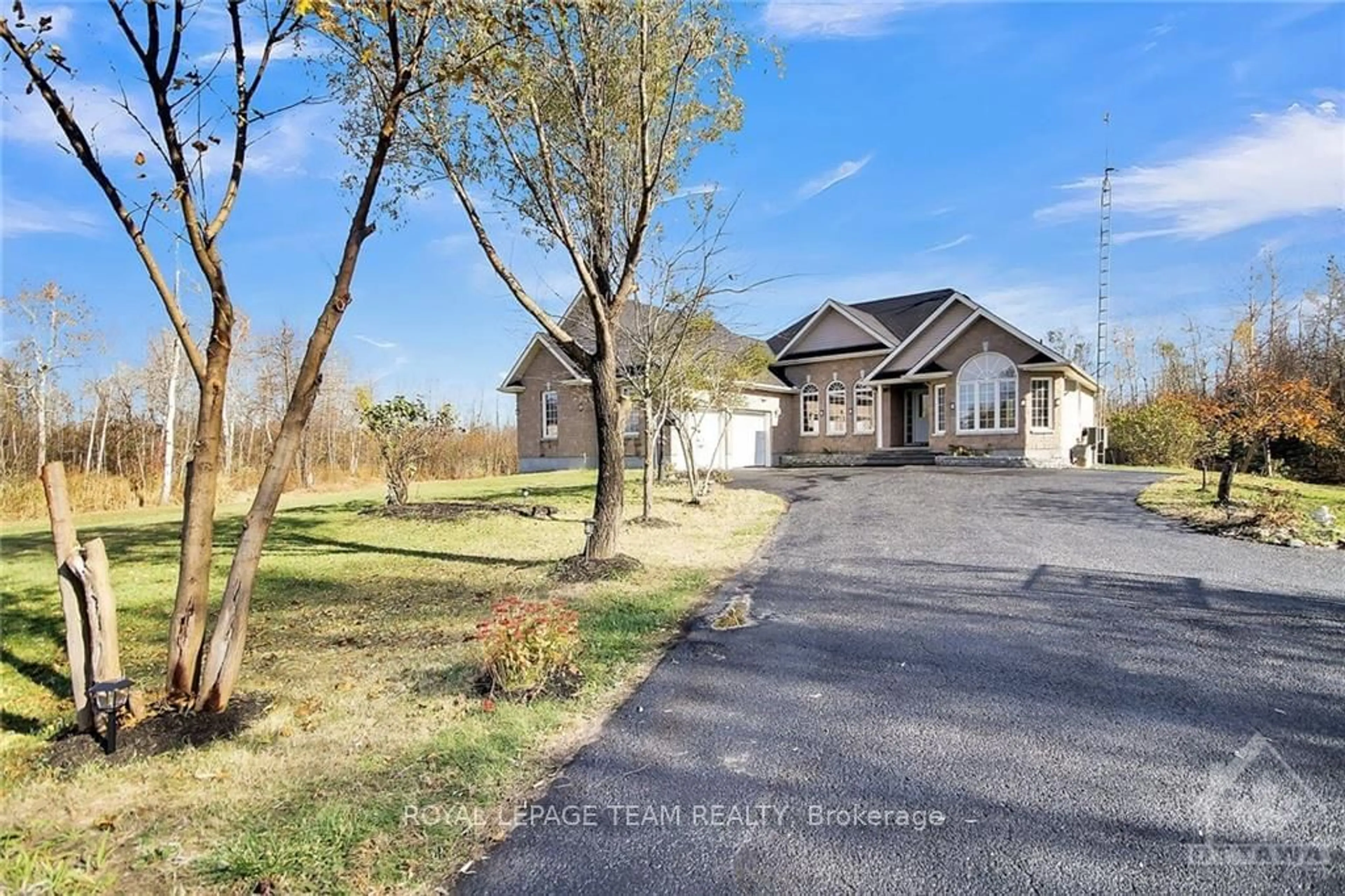 Frontside or backside of a home, the street view for 11 RIDEAU CROSSING Cres, North Grenville Ontario K0G 1J0