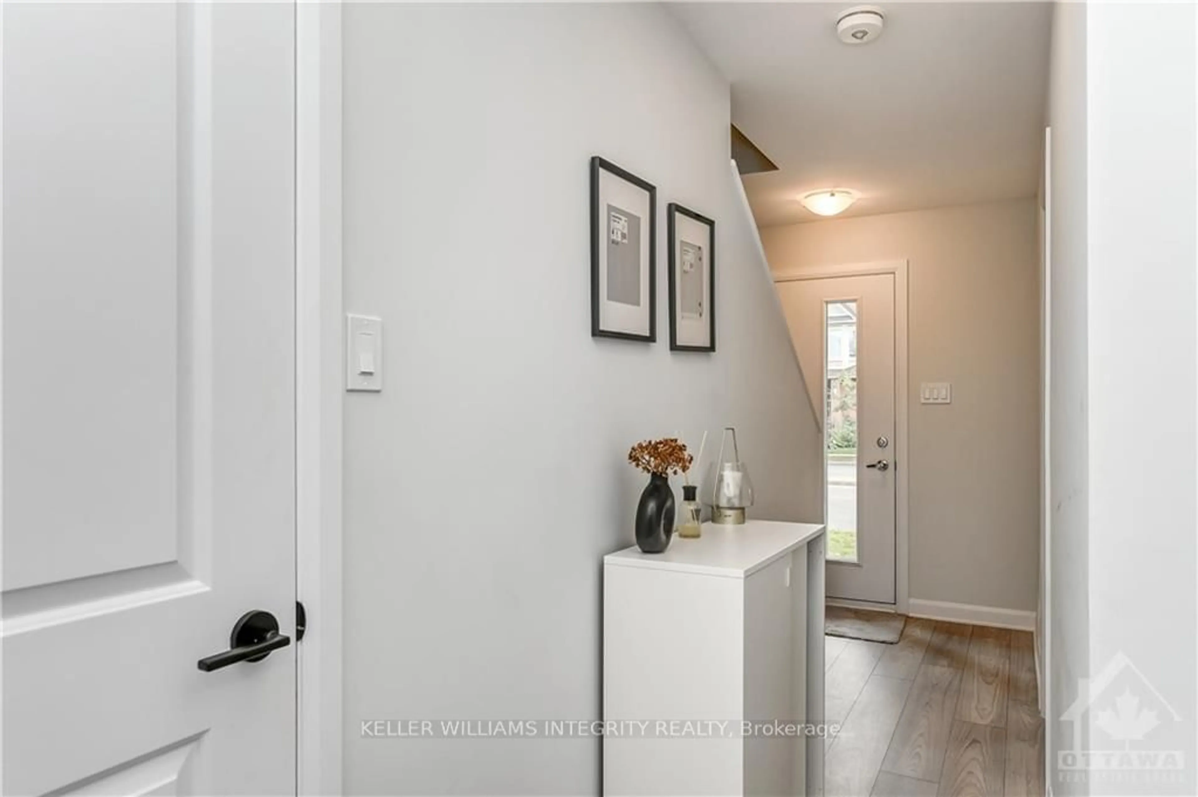 Indoor entryway, wood floors for 31 LAKEPOINTE Dr, Orleans - Cumberland and Area Ontario K4A 5K6