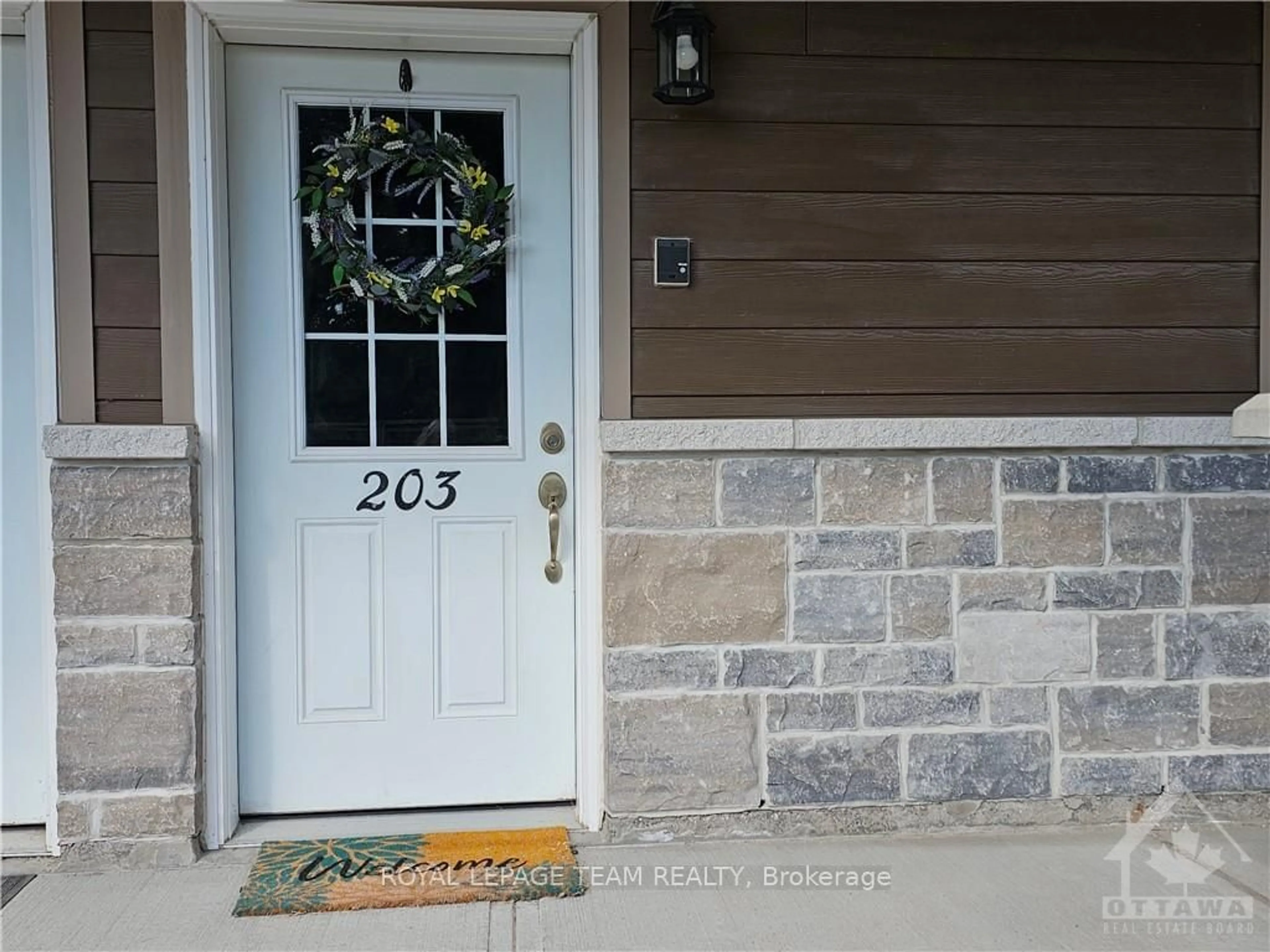 Indoor entryway, cement floor for 245 EQUINOX Dr #203, Russell Ontario K0A 1W1