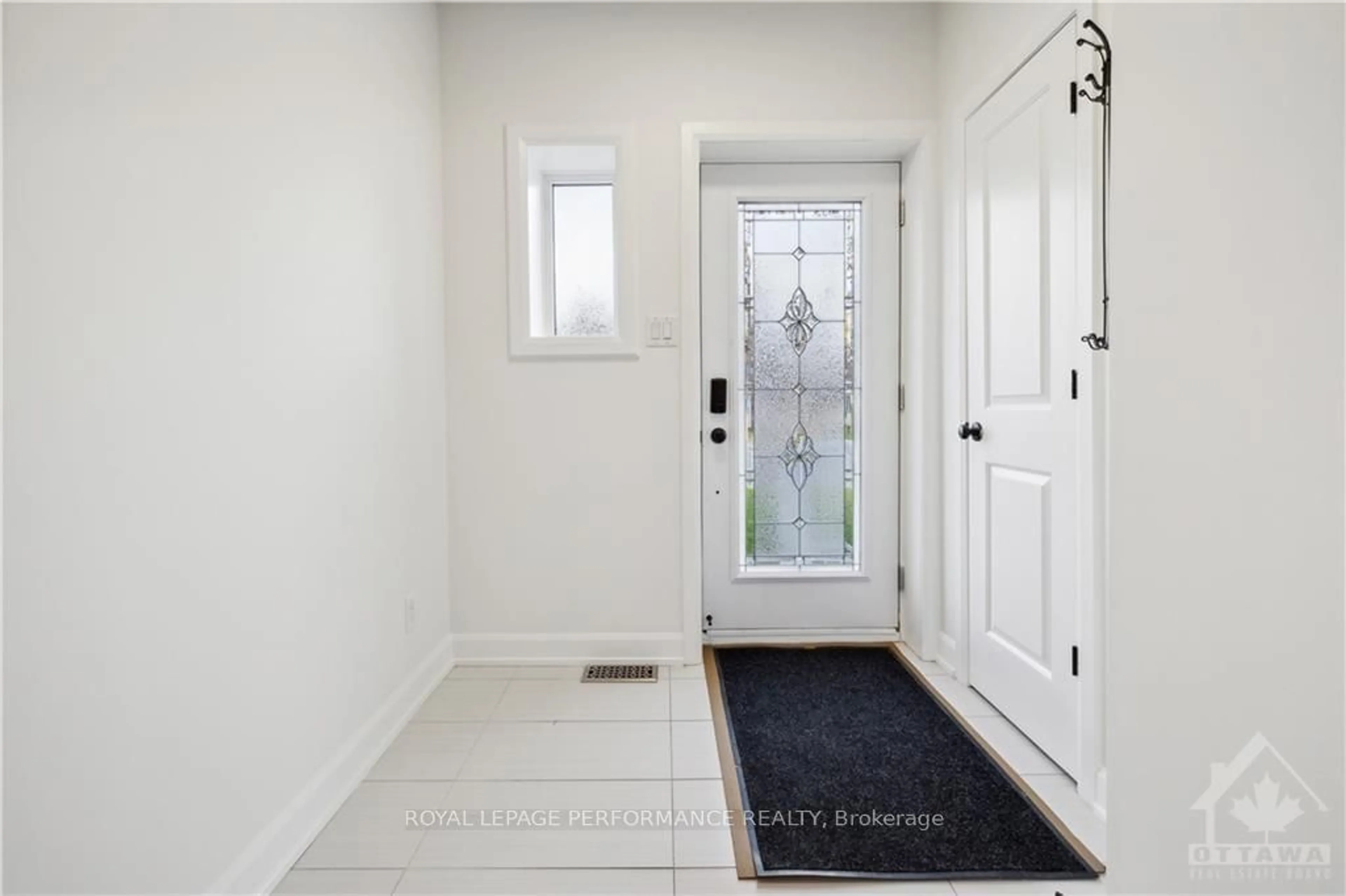 Indoor entryway, wood floors for 1459 LAURIER St, Clarence-Rockland Ontario K4K 1C8