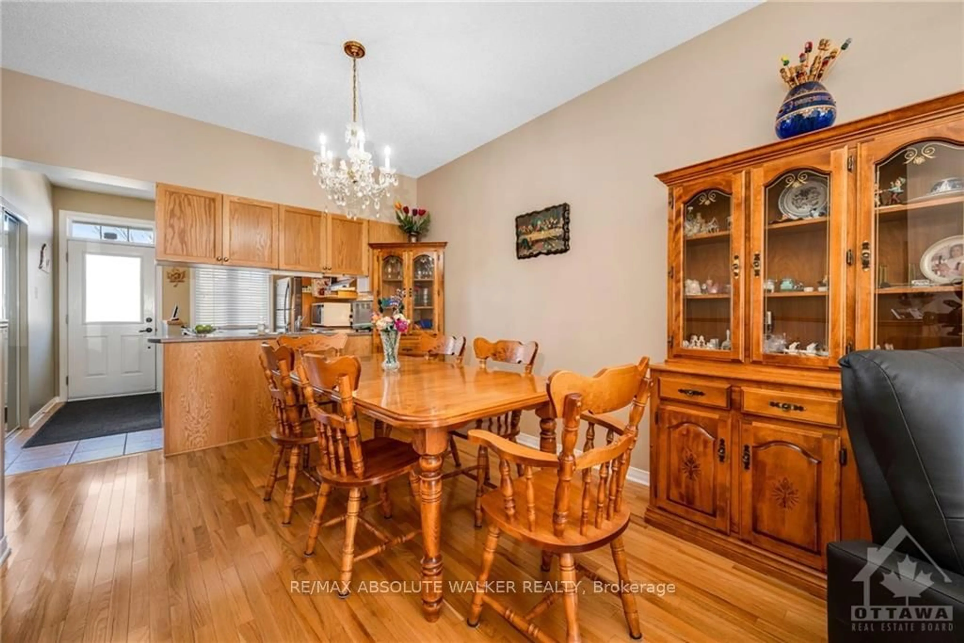 Dining room, wood floors, cottage for 1631 MANON St, Clarence-Rockland Ontario K4K 1V1