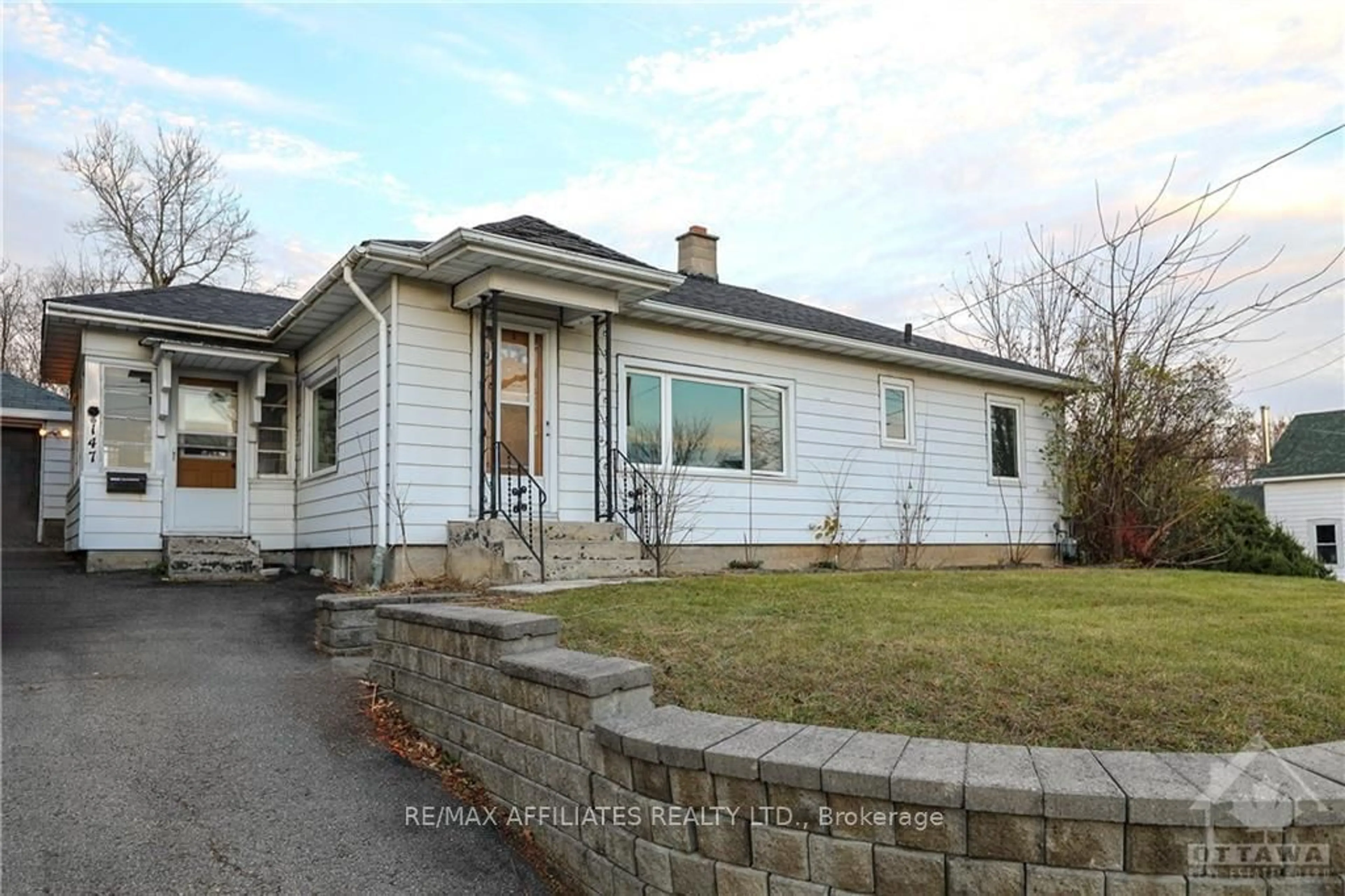 Frontside or backside of a home, cottage for 147 QUEEN St, Smiths Falls Ontario K7A 3N8