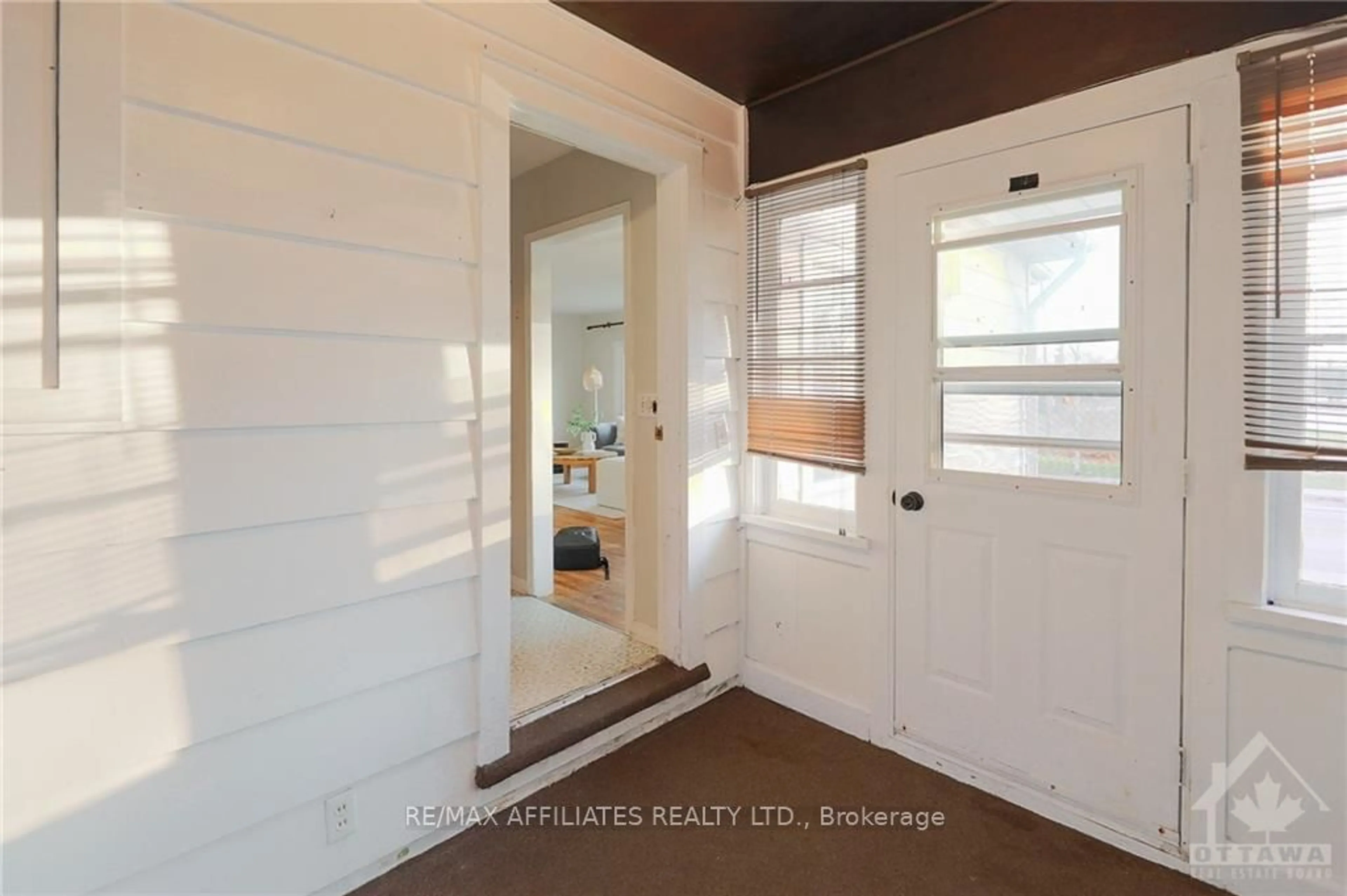 Indoor entryway, wood floors for 147 QUEEN St, Smiths Falls Ontario K7A 3N8