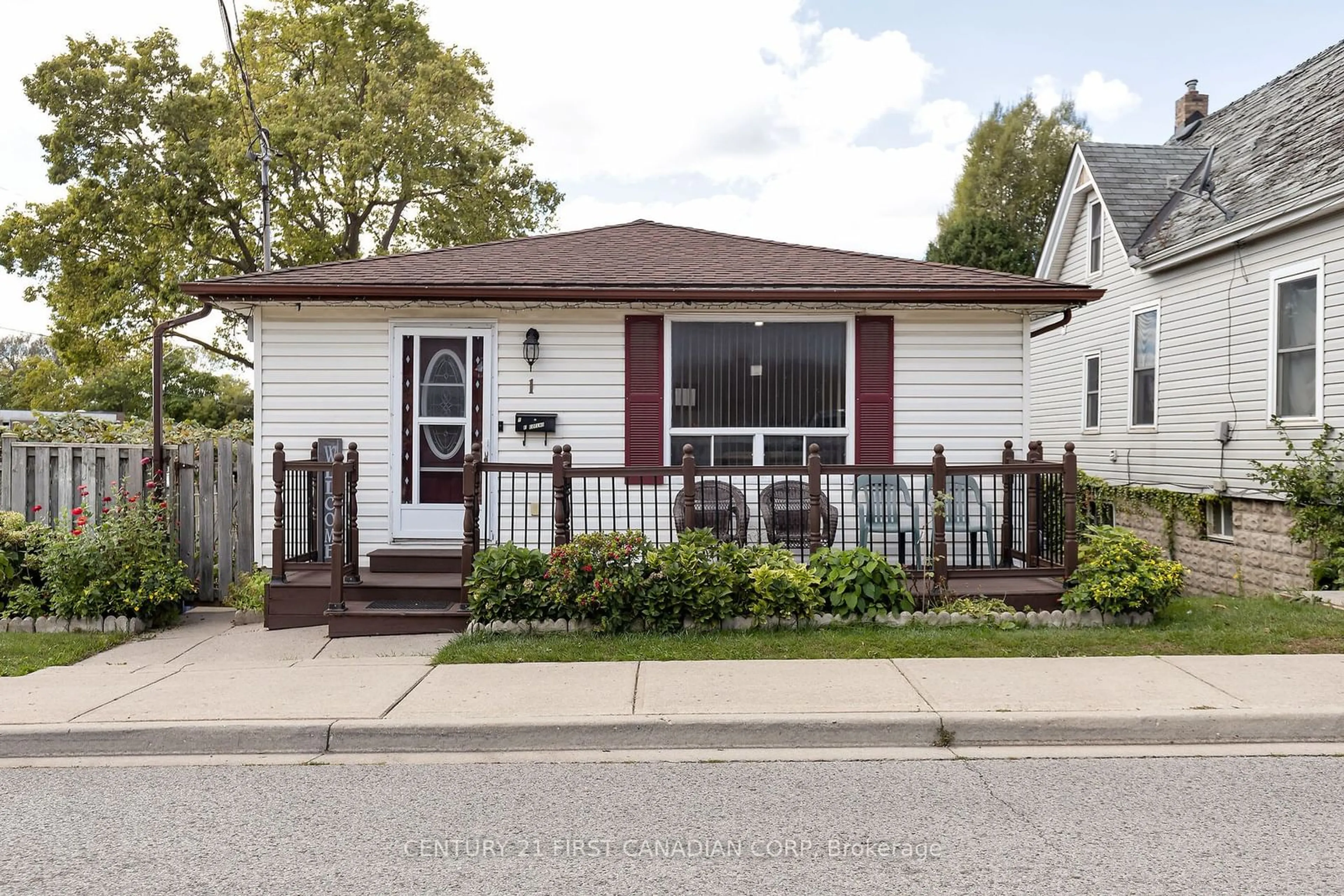 Frontside or backside of a home, cottage for 1 RECTORY St, London Ontario N5Z 1Z6