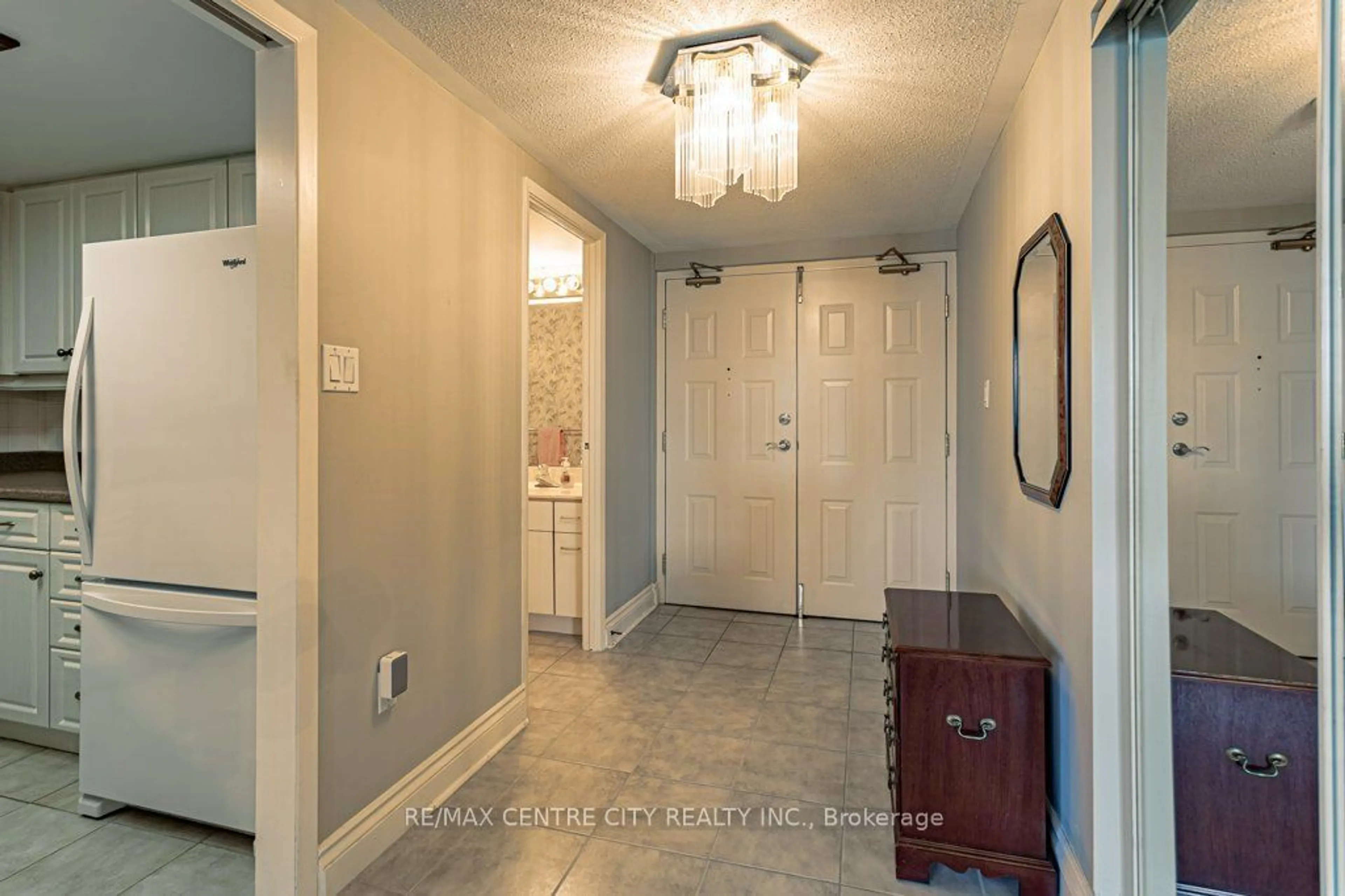 Indoor entryway, wood floors for 7 Picton St #602, London Ontario N6A 3P8