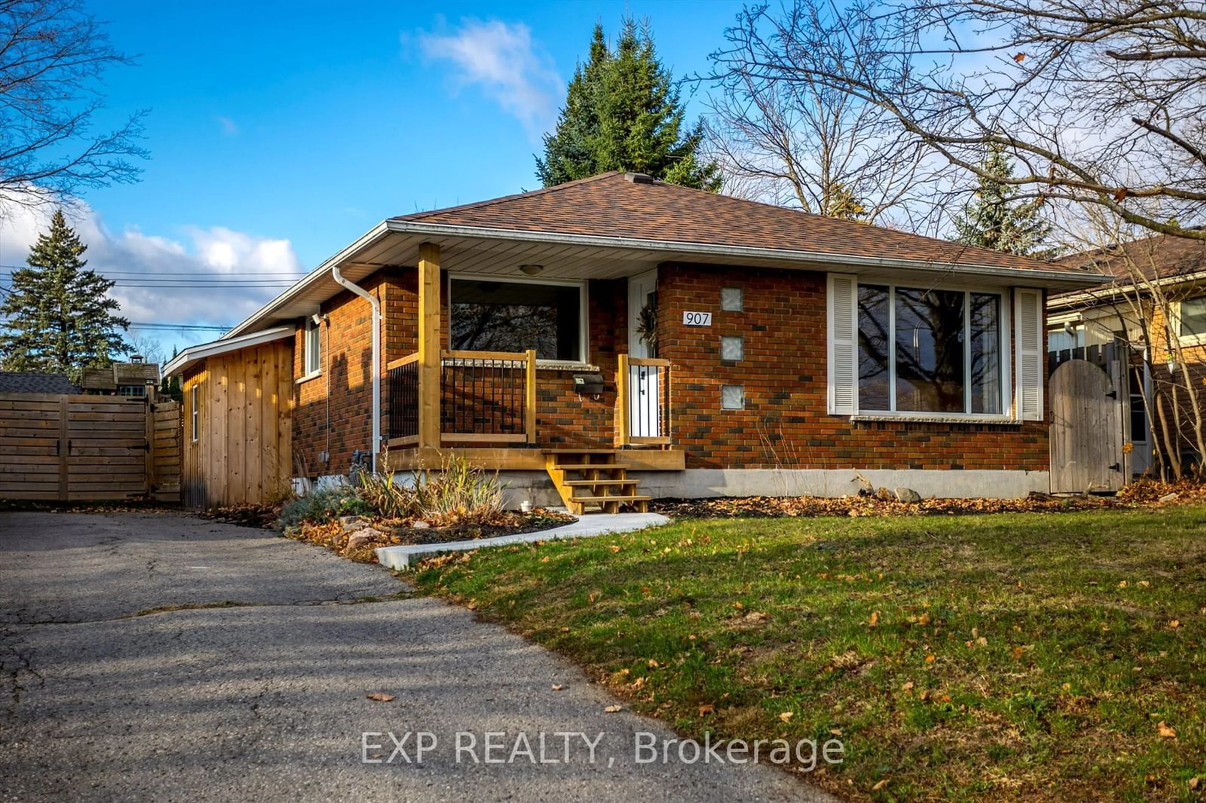 Frontside or backside of a home, cottage for 907 Rosehill Dr, Peterborough Ontario K9H 6H9