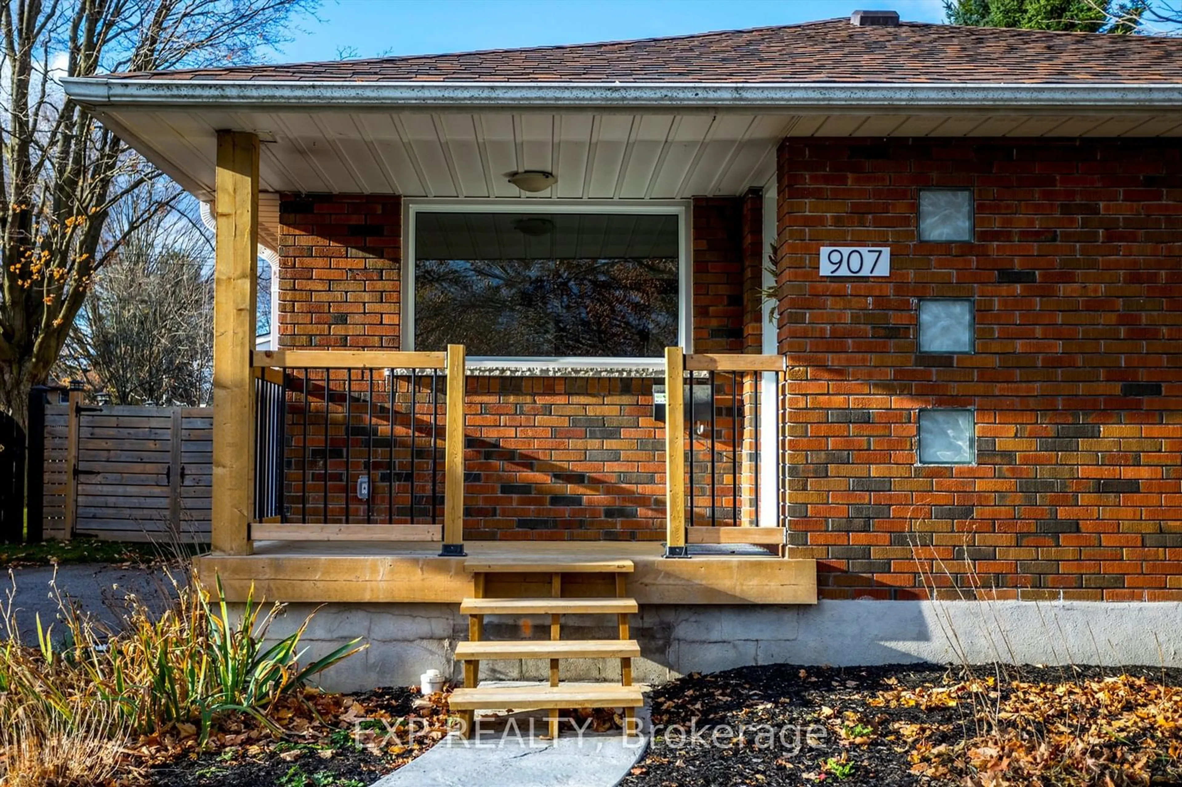 Indoor entryway, wood floors for 907 Rosehill Dr, Peterborough Ontario K9H 6H9