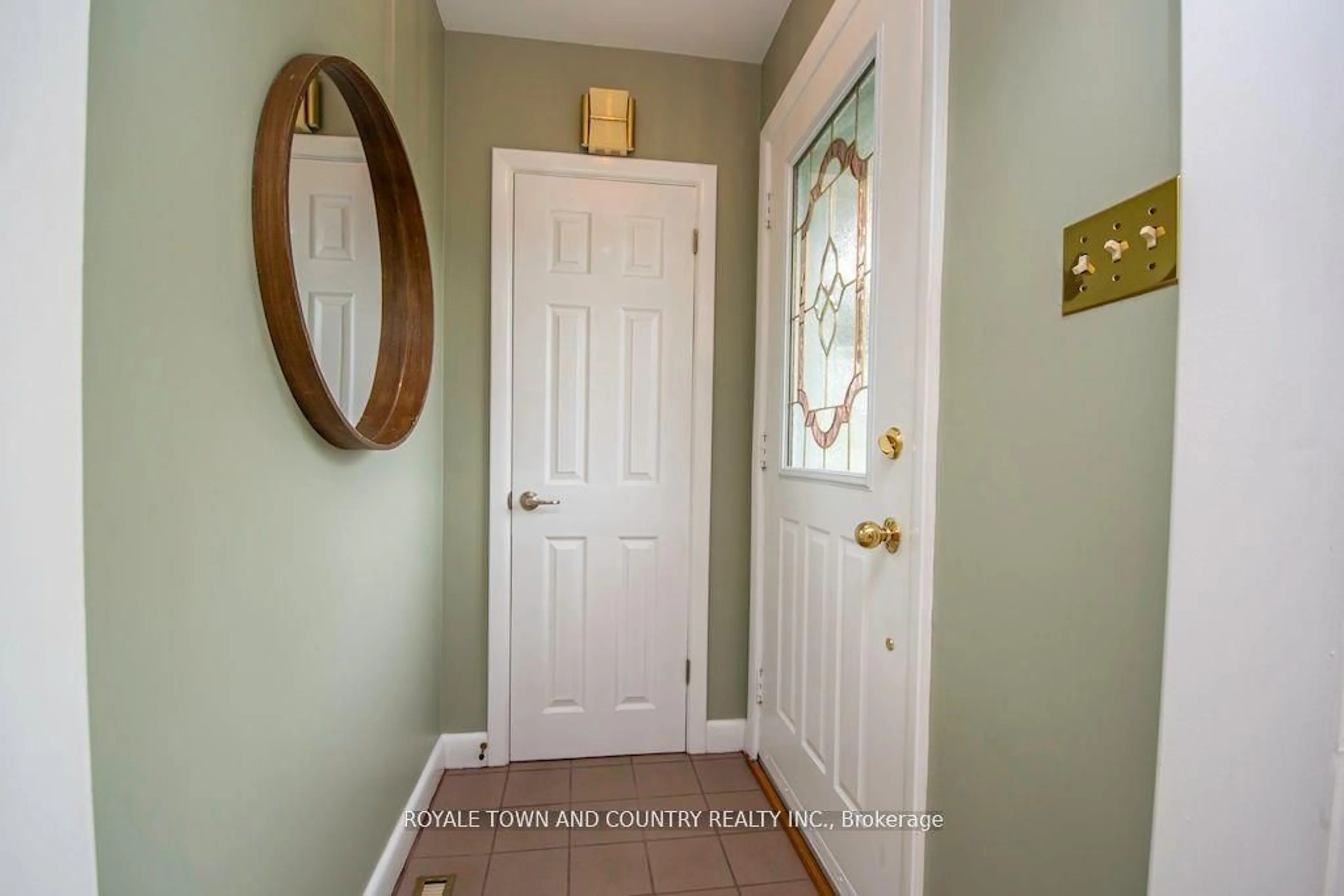 Indoor entryway, wood floors for 5 Armour Crt, Kawartha Lakes Ontario K9V 1N9