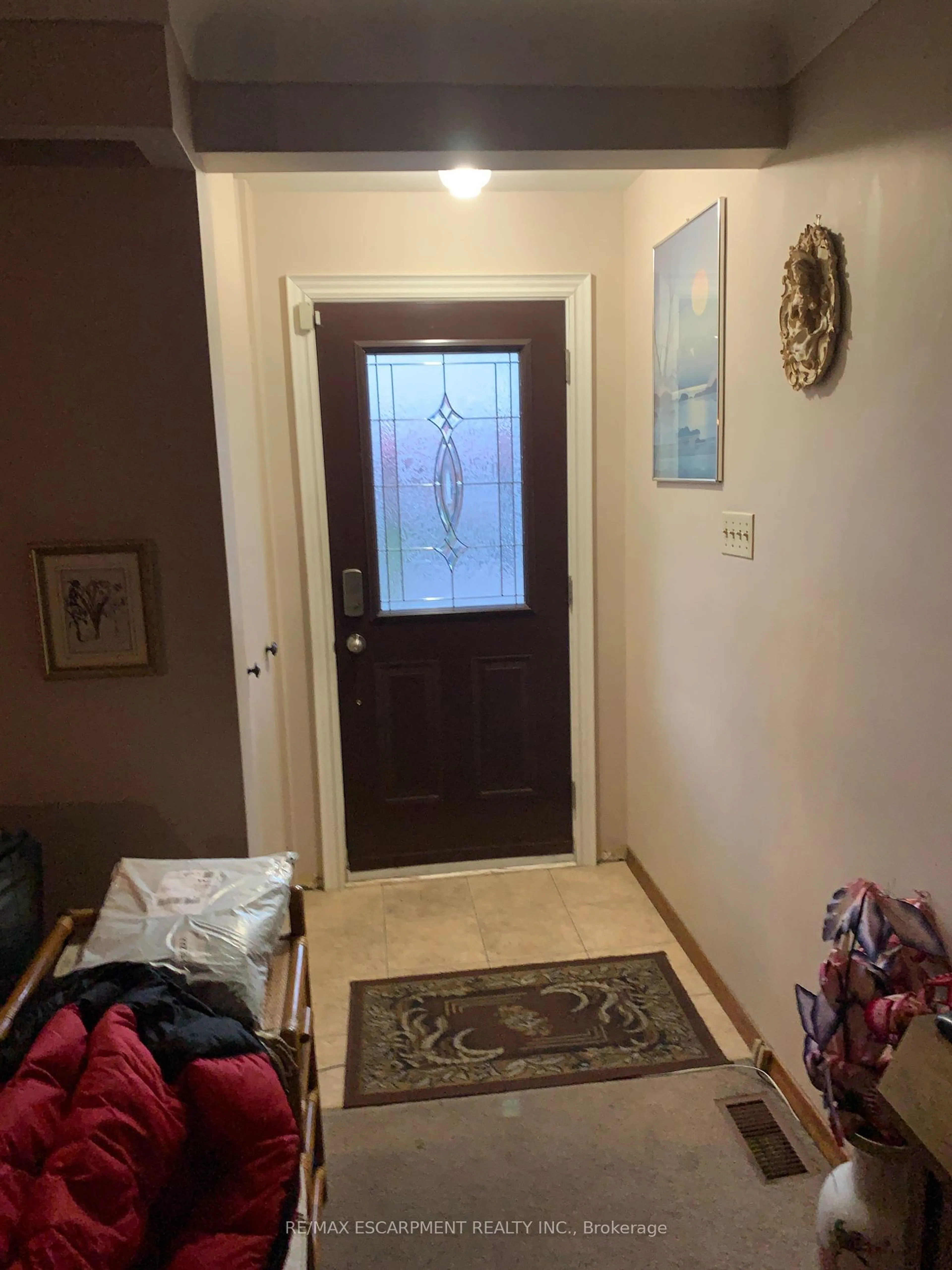 Indoor entryway, unknown floor for 152 West 4th St, Hamilton Ontario L9C 3N2